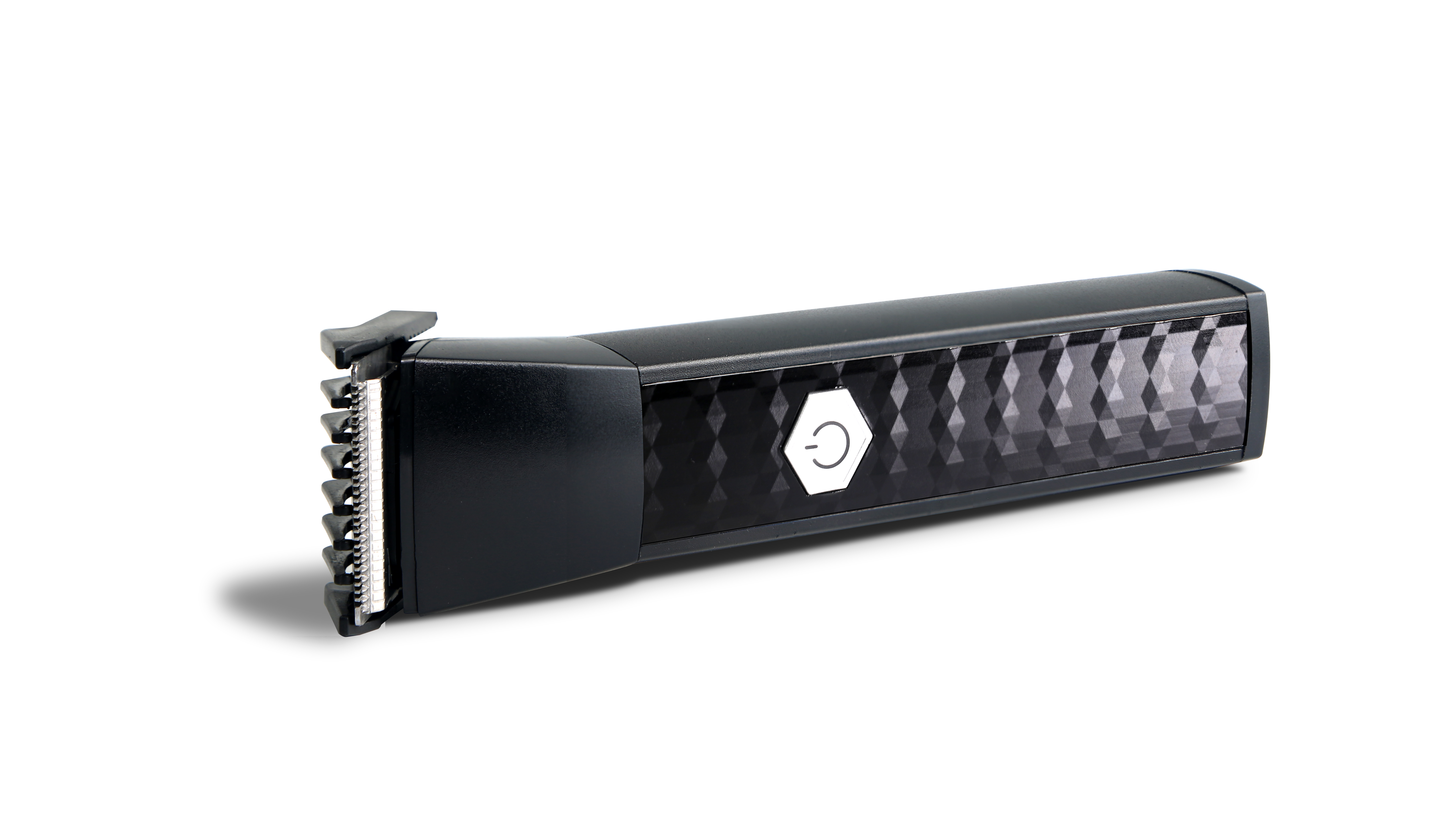 Czarna elektryczna maszynka do brody na białym tle. Trymer ma przycisk zasilania i wzorzysty uchwyt.