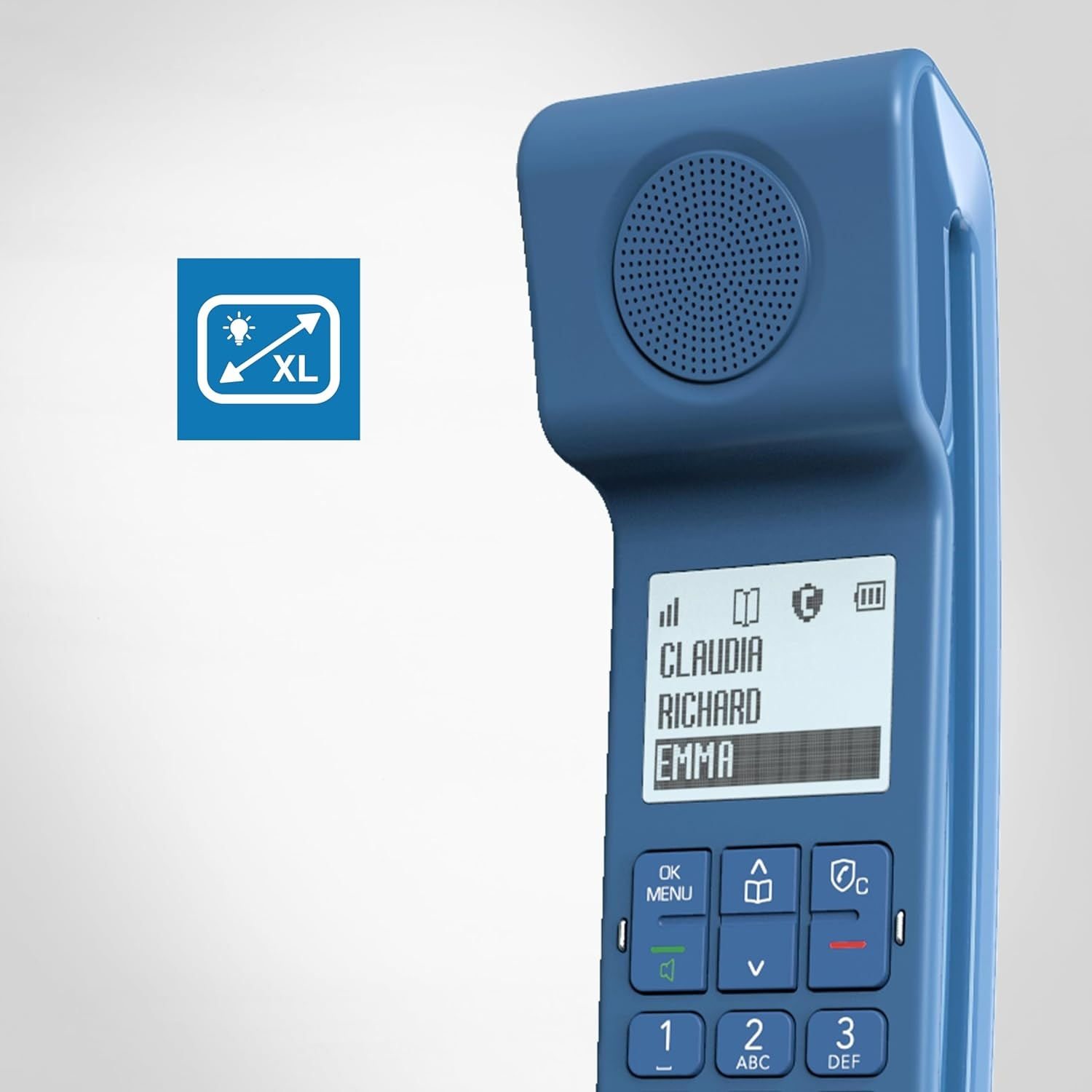 Un telefono fisso blu mostra uno schermo con nomi di contatti. Un'icona XL appare a sinistra. Il telefono ha pulsanti e un altoparlante.