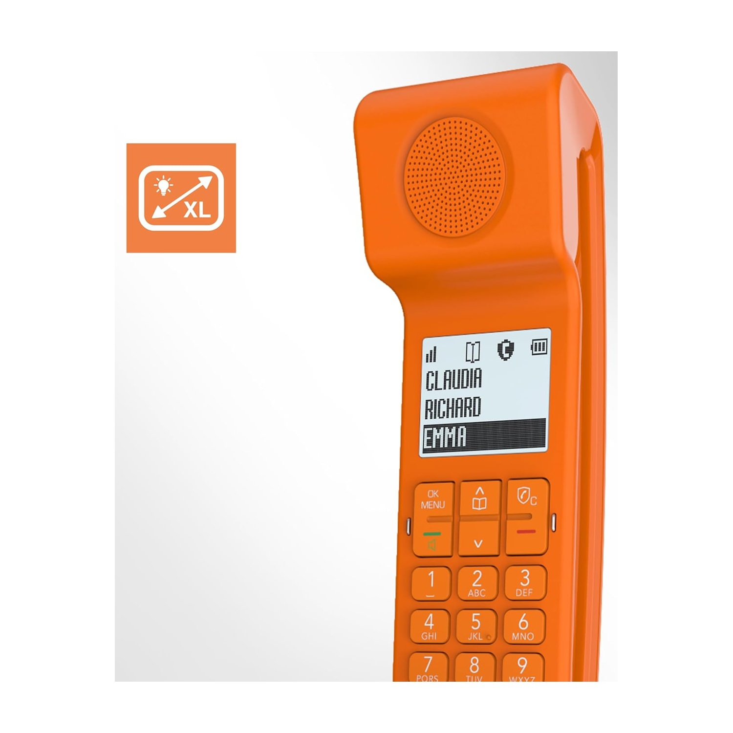 Telefono arancione con display che mostra i nomi dei contatti. Simbolo XL nell'angolo. Sfondo bianco.