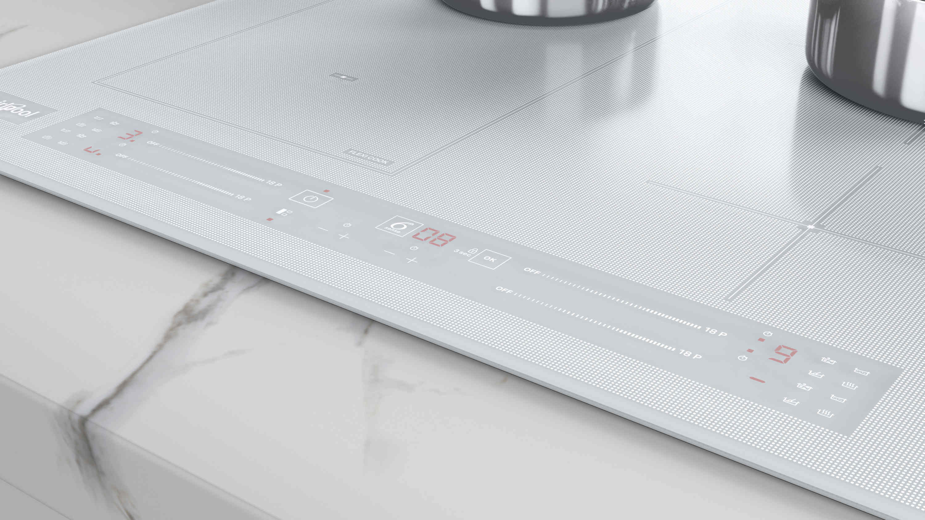 Biała płyta elektryczna z cyfrowym wyświetlaczem pokazującym liczby i elementy sterujące. Garnek stoi na powierzchni.