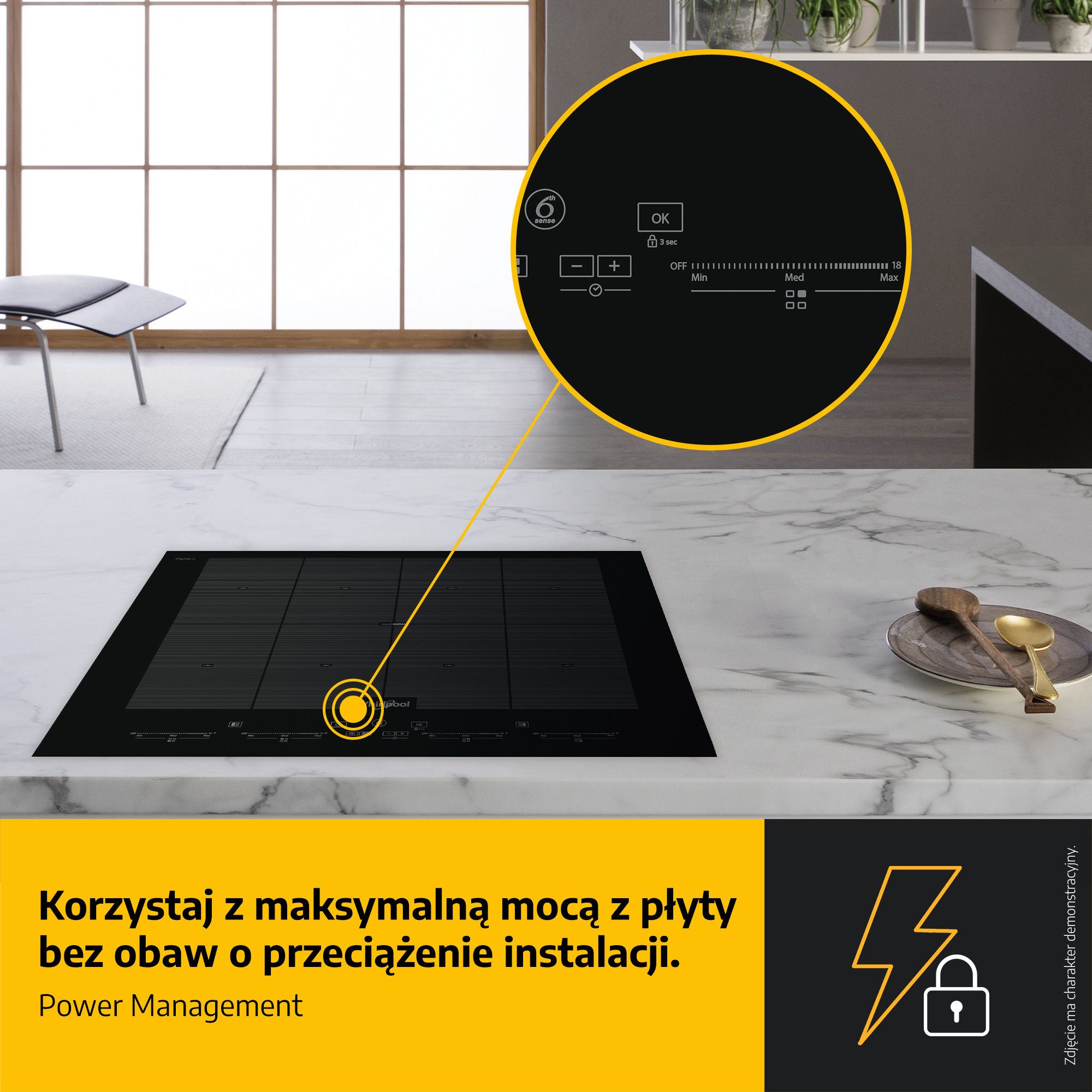 Czarna płyta indukcyjna ze szczegółami panelu sterowania. Drewniane łyżki na talerzu, marmurowy blat i żółty pasek z tekstem.