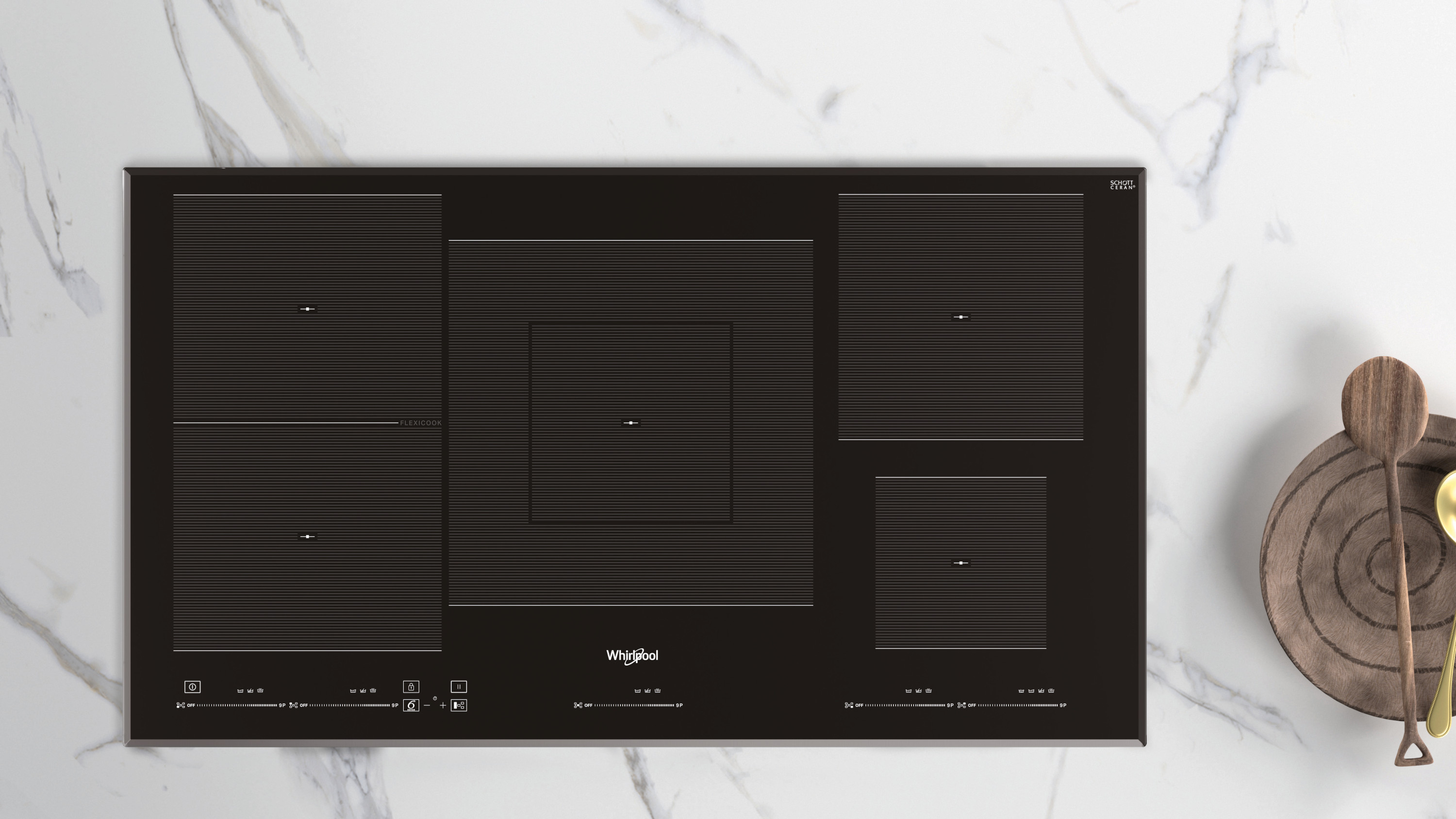 Czarna płyta indukcyjna Whirlpool z czterema strefami gotowania. Drewniana łyżka i złota łyżka leżą na drewnianym talerzu.