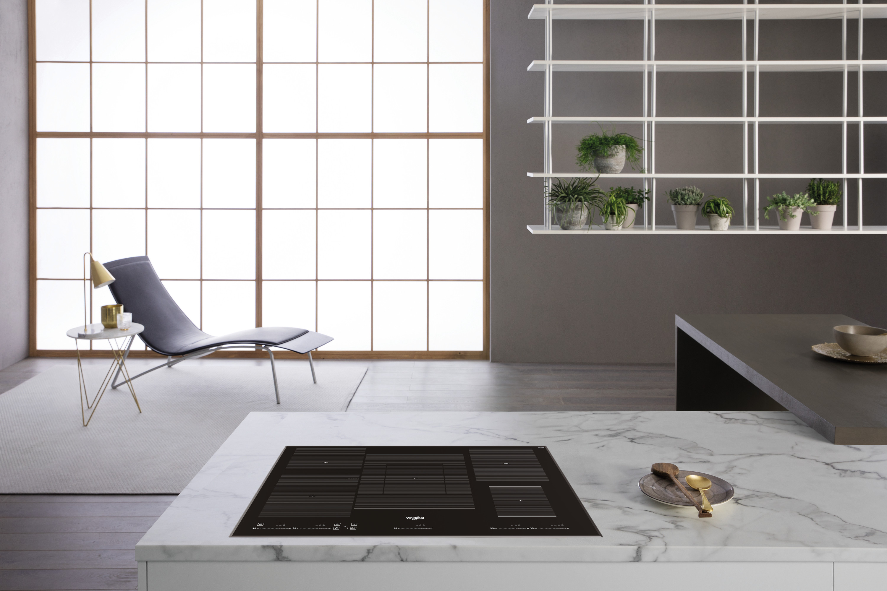 Nowoczesna scena kuchenna z płytą grzewczą na marmurze, krzesłem, oknem, półkami z roślinami i stołem.