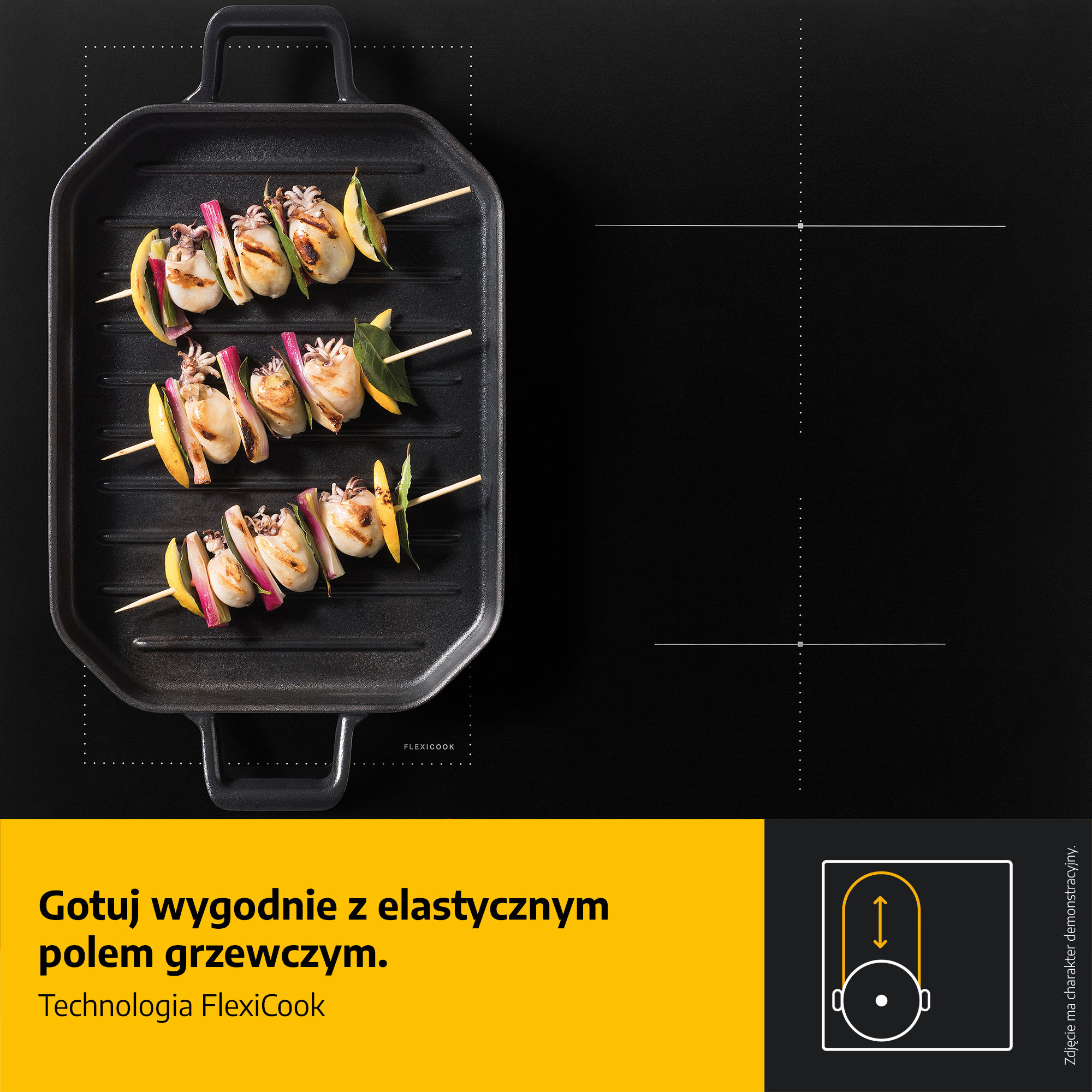 Grillowane szaszłyki z kalmarami, cebulą i cytryną na czarnym grillu. Tło: czarna płyta grzewcza z żółtym banerem.