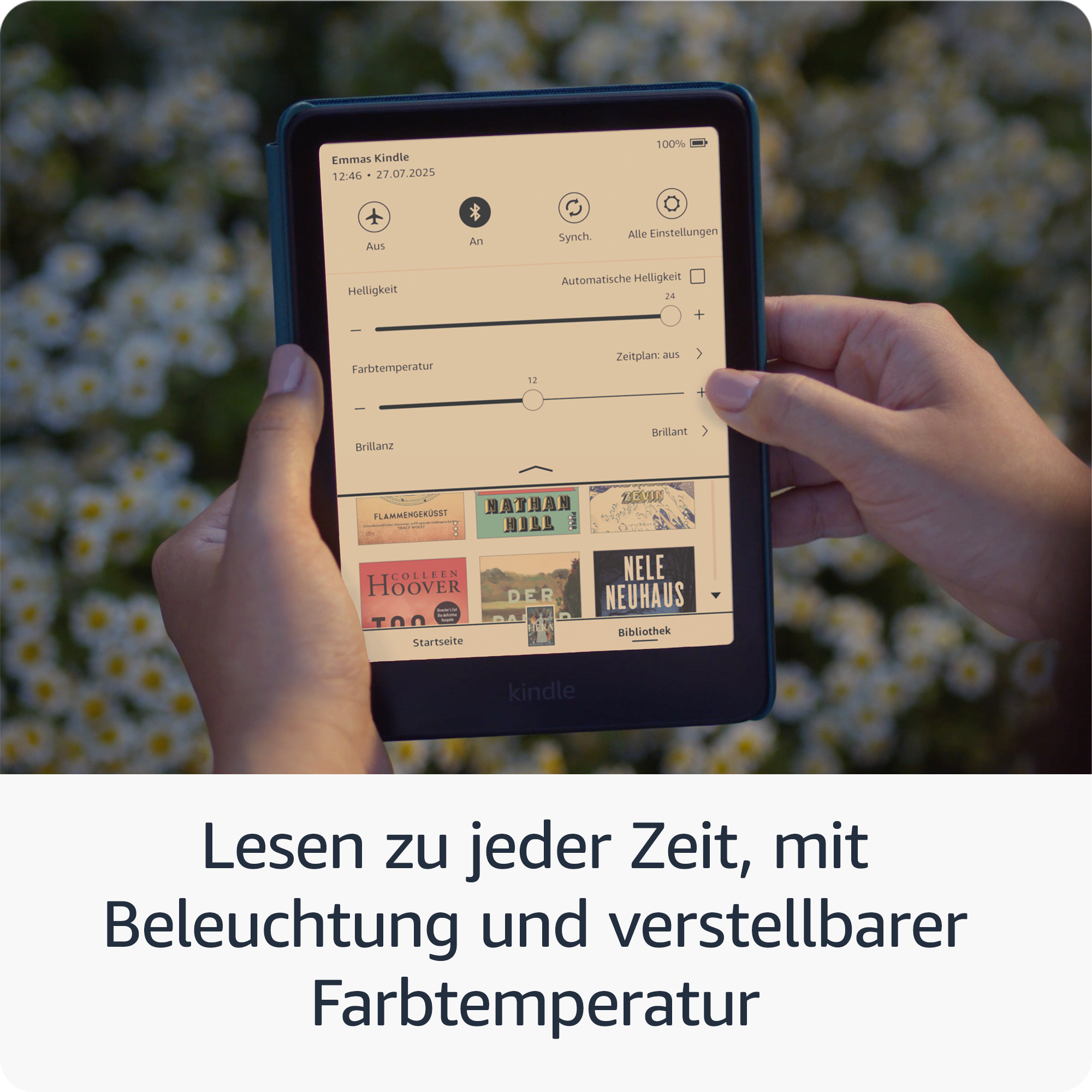 Hände halten Kindle, zeigt Einstellungen. Hintergrund: weiße Blumen. Text: Lesen mit Licht und einstellbarer Farbtemperatur.