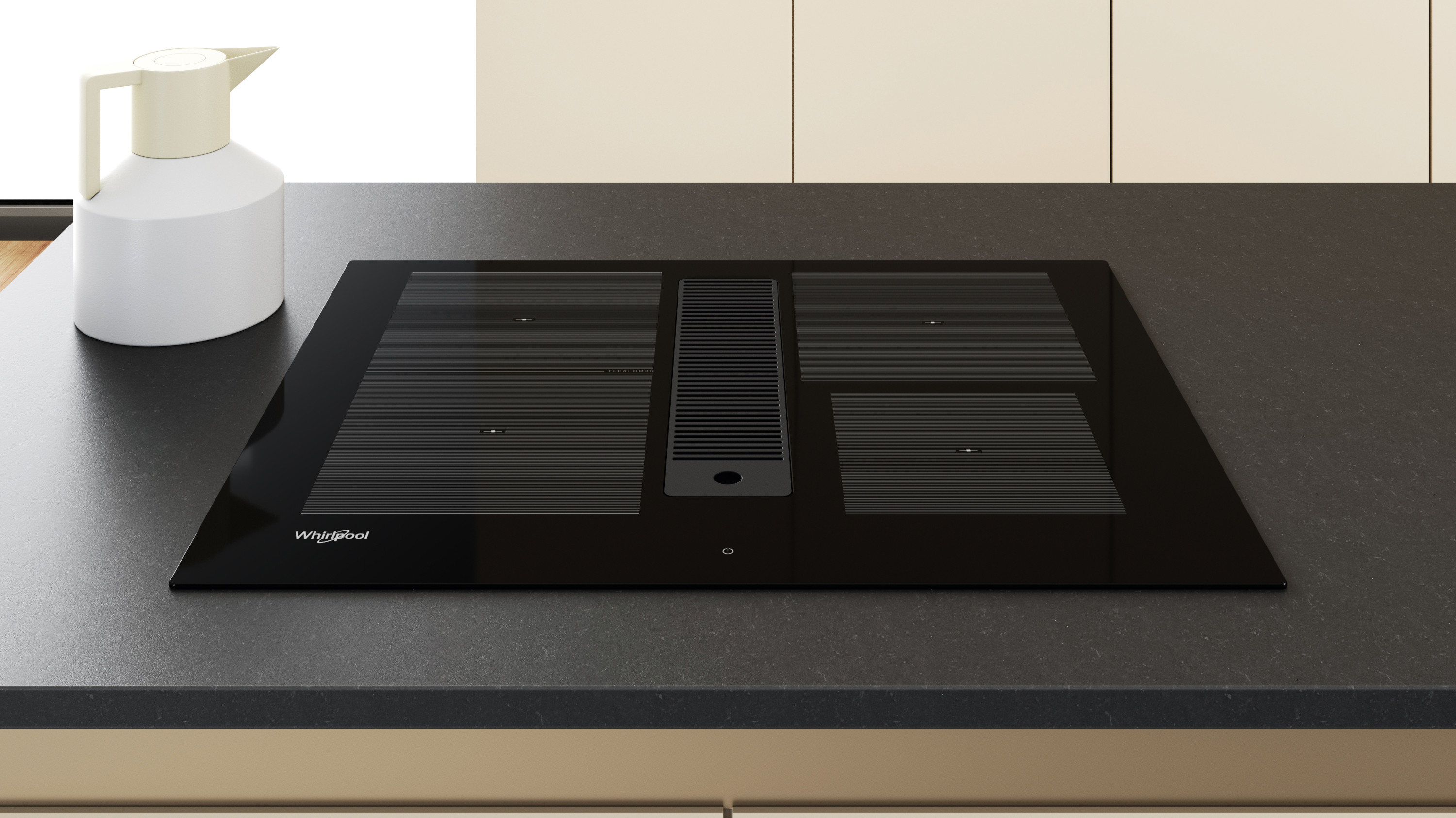 Czarna płyta indukcyjna Whirlpool z wbudowanym wentylatorem. Biały dzbanek na ciemnym blacie.