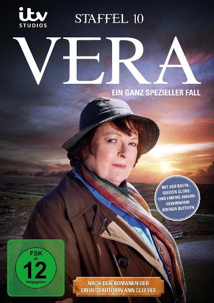 Poster für die Fernsehserie Vera, Staffel 10. Mit Brenda Blethyn mit Hut und Mantel. Im Hintergrund ein Sonnenuntergang und Text.