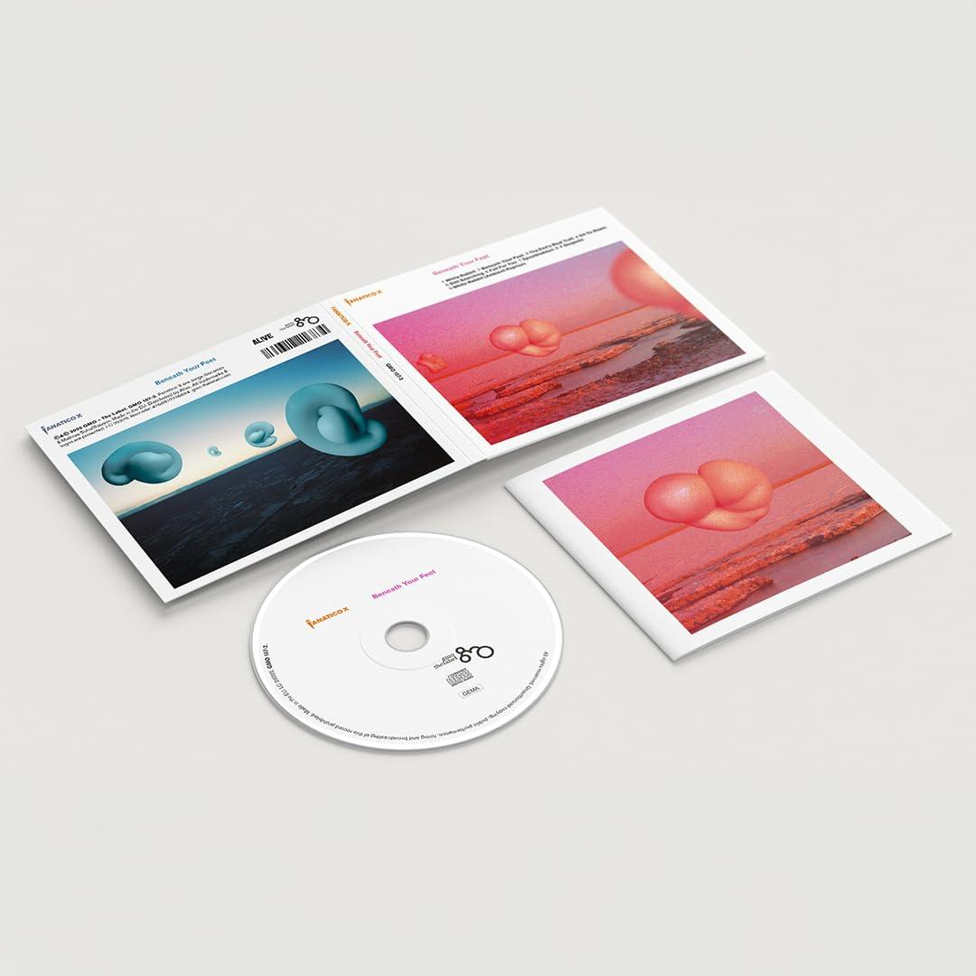 CD und Hülle mit abstrakter Kunst. Die CD ist weiß. Hüllen zeigen eine Landschaft und schwebende Formen. Die Farbpalette ist blau und rosa.