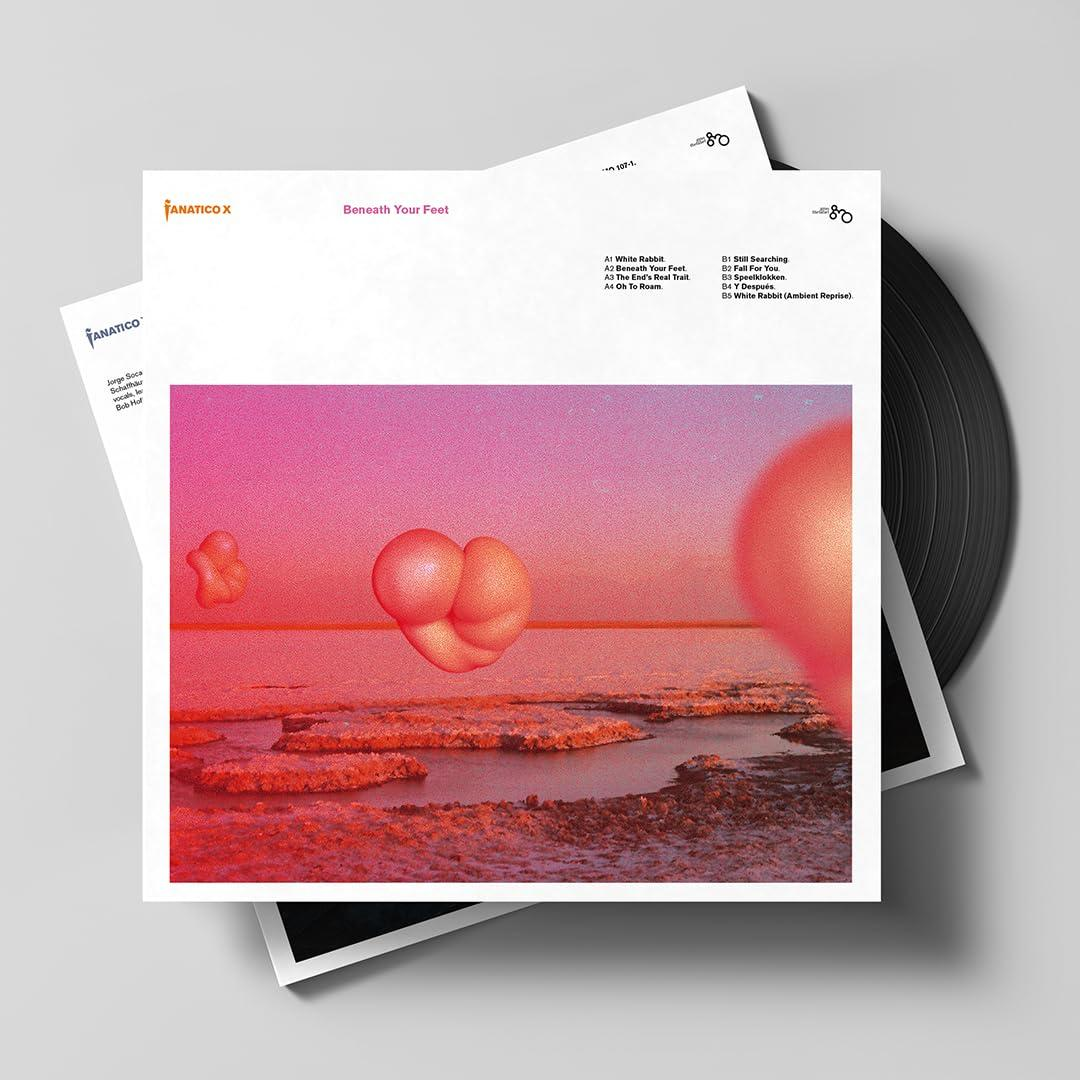 Albumcover: rosa und orangefarbene surreale Szene mit schwebenden Formen. Text: Fanatico X, Beneath Your Feet und Titelliste.