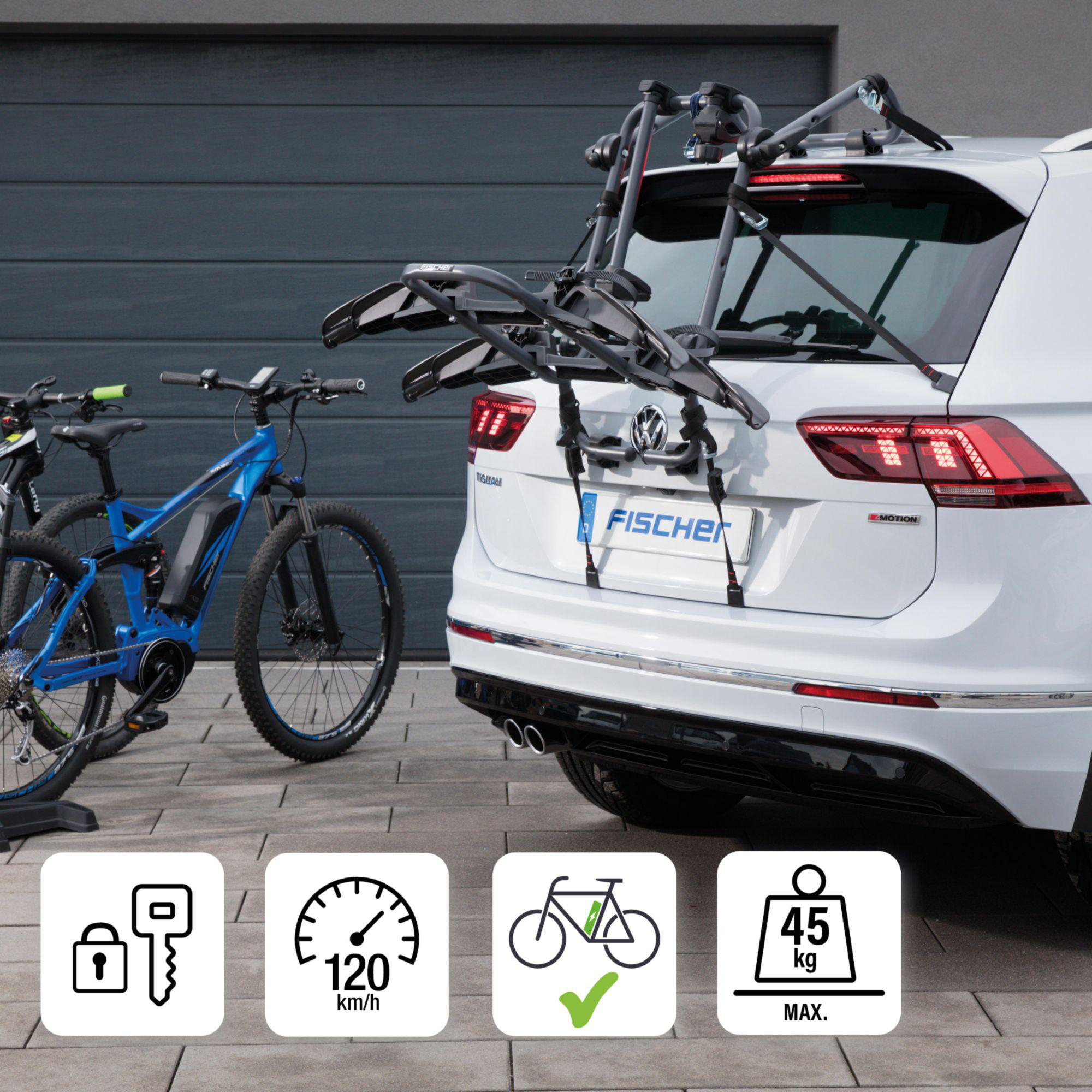 Ein weißes Auto mit Fahrradträger, der zwei Fahrräder hält. Symbole zeigen Geschwindigkeit, Gewicht und Fahrradkompatibilität.