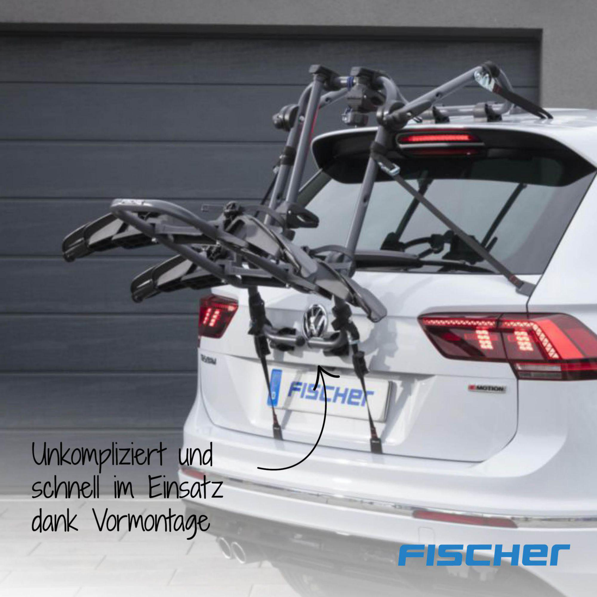Weißes Auto mit montiertem Fahrradträger. Der Träger ist schwarz und grau. Der Hintergrund ist ein graues Garagentor.