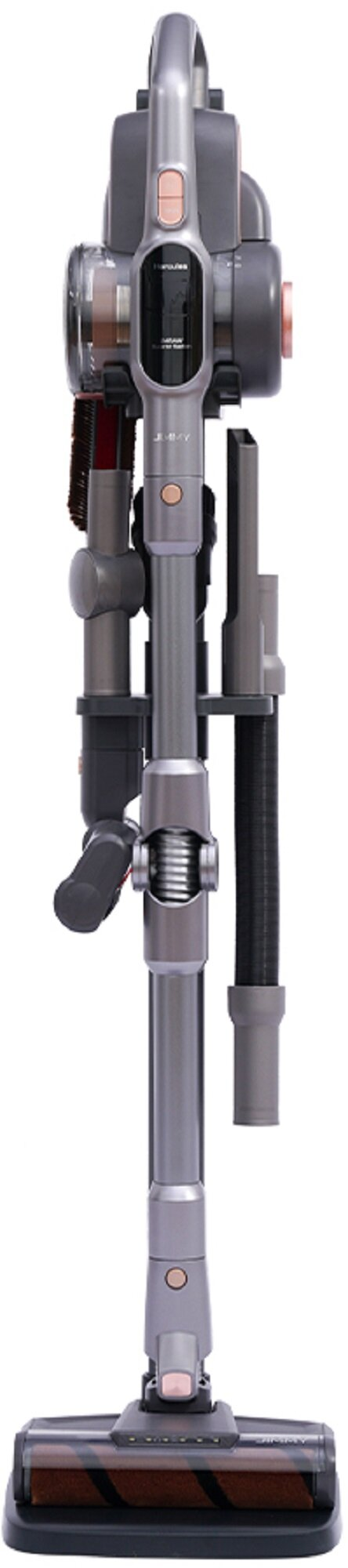 Szary i srebrny odkurzacz pionowy, widoczne są różne akcesoria. Odkurzacz stoi na białym tle.