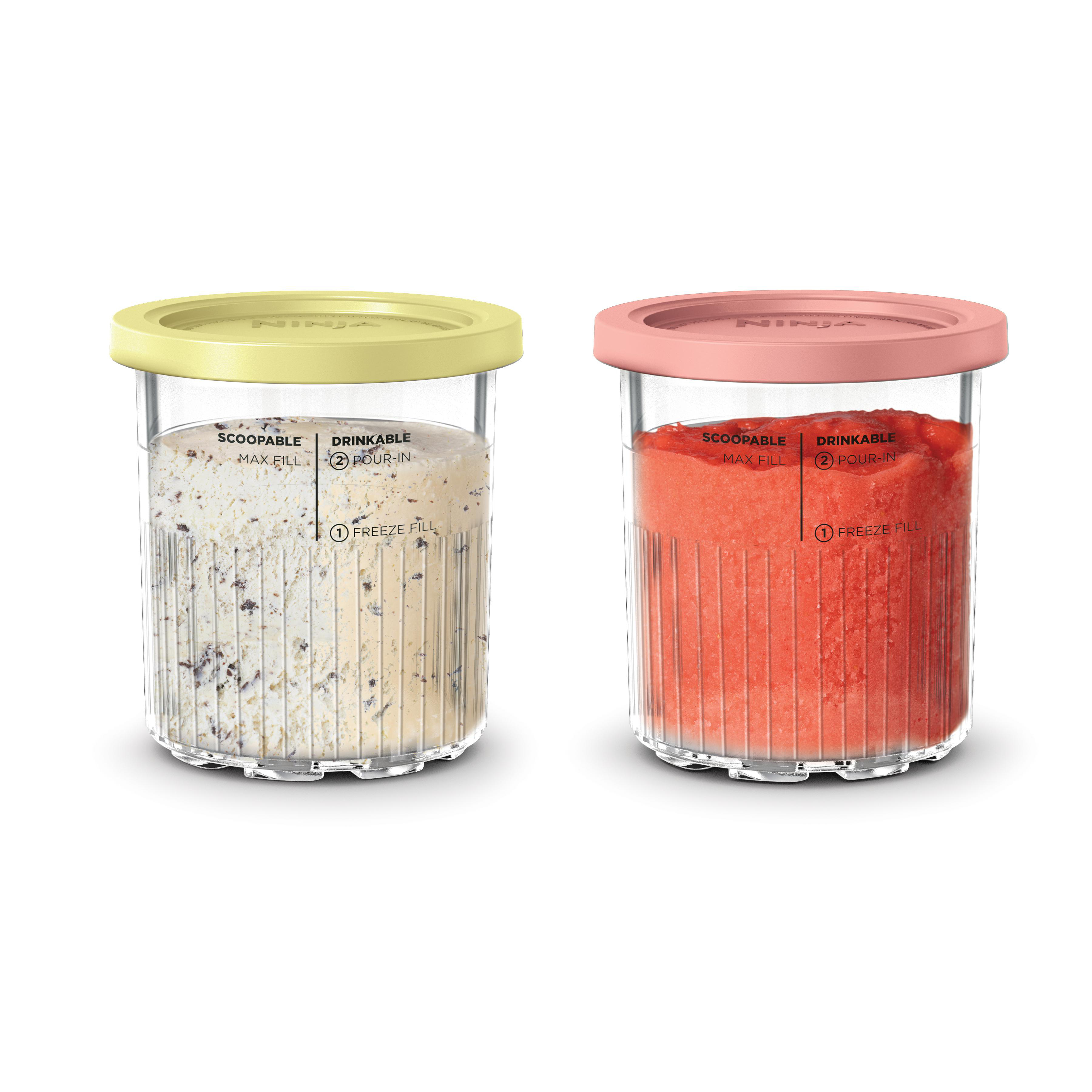Zwei transparente Behälter mit Deckel; einer mit Eiscreme, der andere mit rotem Slush. Beide haben Fülllinien.