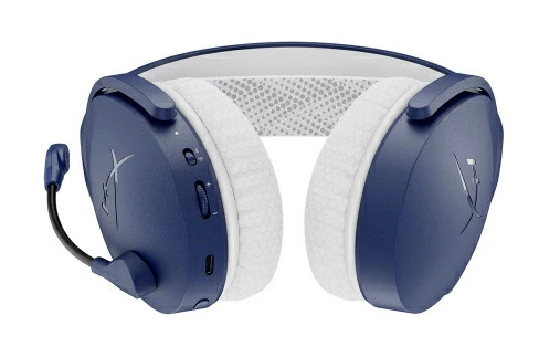 Niebiesko-biały zestaw słuchawkowy dla graczy z mikrofonem. Zestaw słuchawkowy ma miękkie nauszniki i wyściełany pałąk. Widoczne jest logo HyperX.