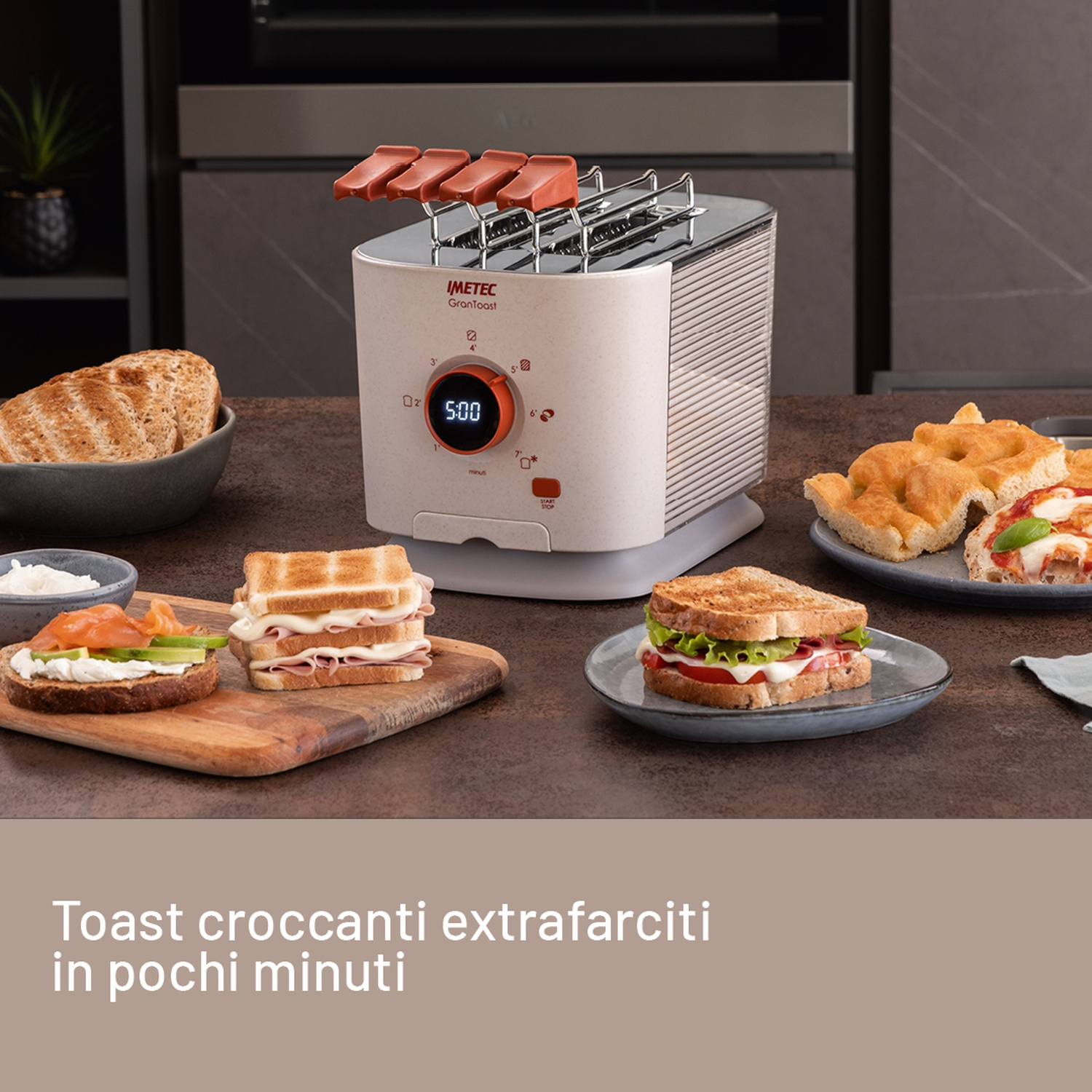 Un tostapane con pane e panini è su un tavolo. Ci sono anche piatti con cibo. Il testo in basso dice 'Toast croccanti'.