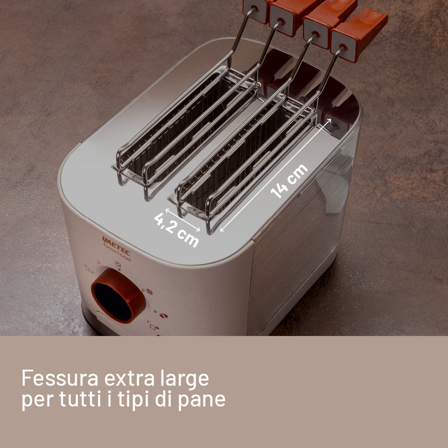 Un tostapane bianco e argento con tre fessure e dettagli rossi, le dimensioni sono indicate. Il testo dice: 'fessura extra large per tutti i tipi di pane'.