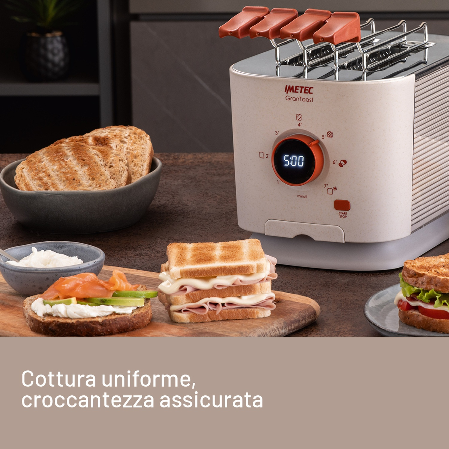 Un tostapane con pane, panini e ingredienti come salmone, formaggio e pomodori su un tavolo. Testo: "Cottura uniforme, croccantezza garantita."