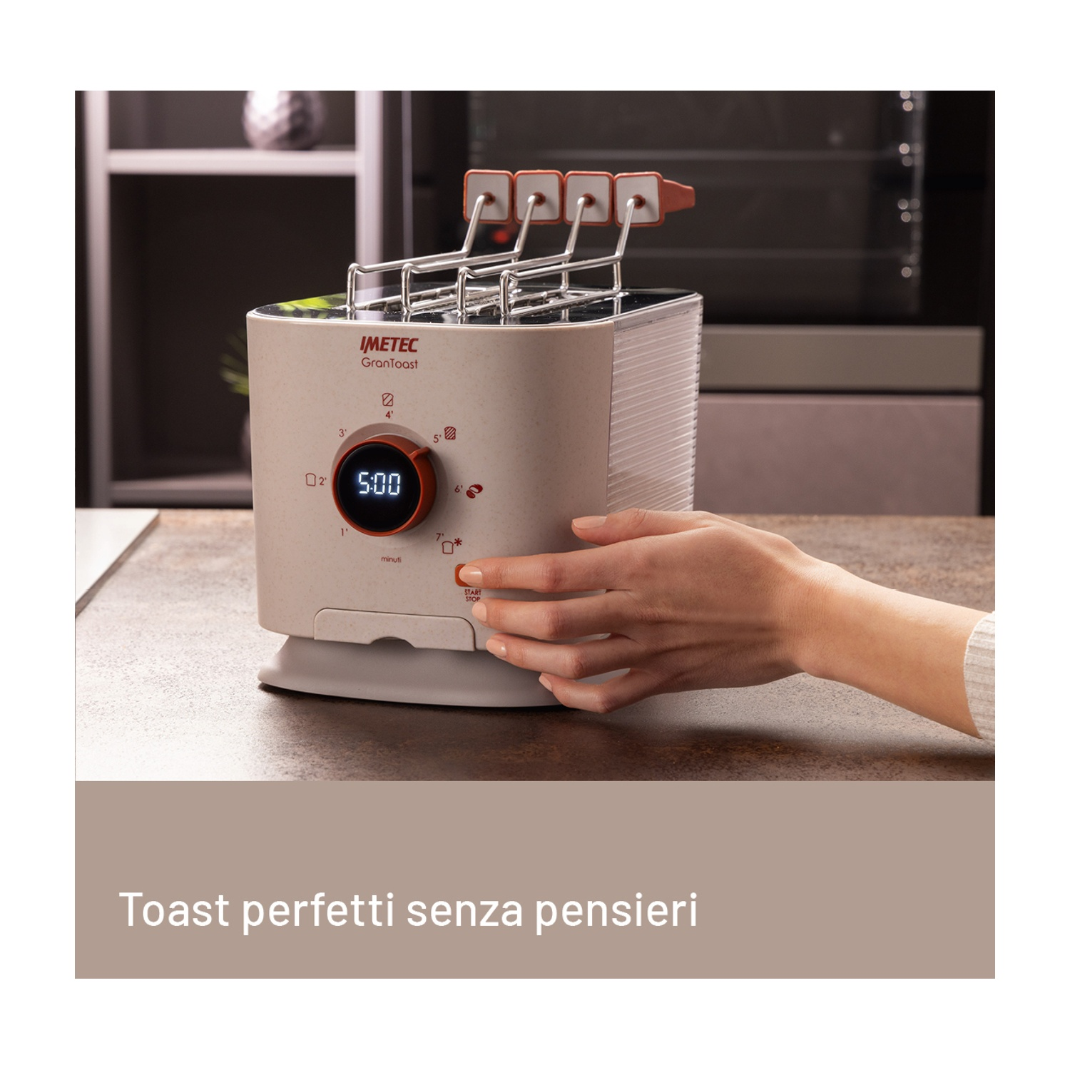 La mano di una donna preme il pulsante di avvio su un tostapane beige. Il tostapane ha un display digitale e griglie metalliche per il pane.