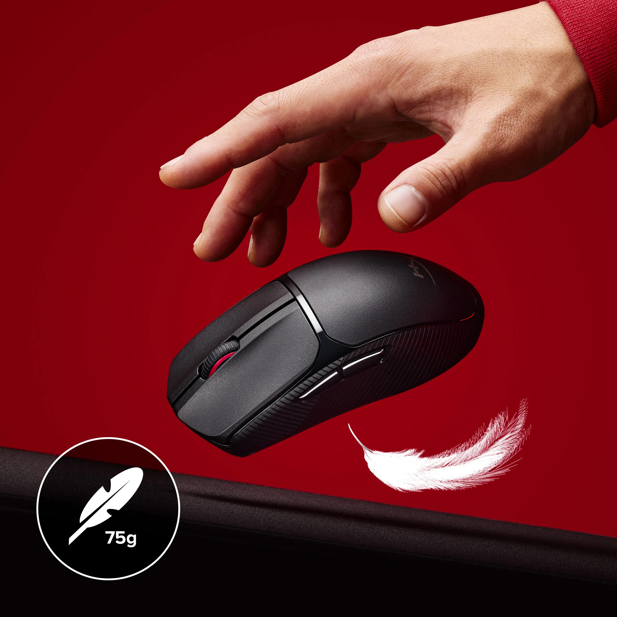 Czarna mysz gamingowa z dłonią sięgającą w jej kierunku na czerwonym tle. Widoczne są również pióro i ikona wagi.