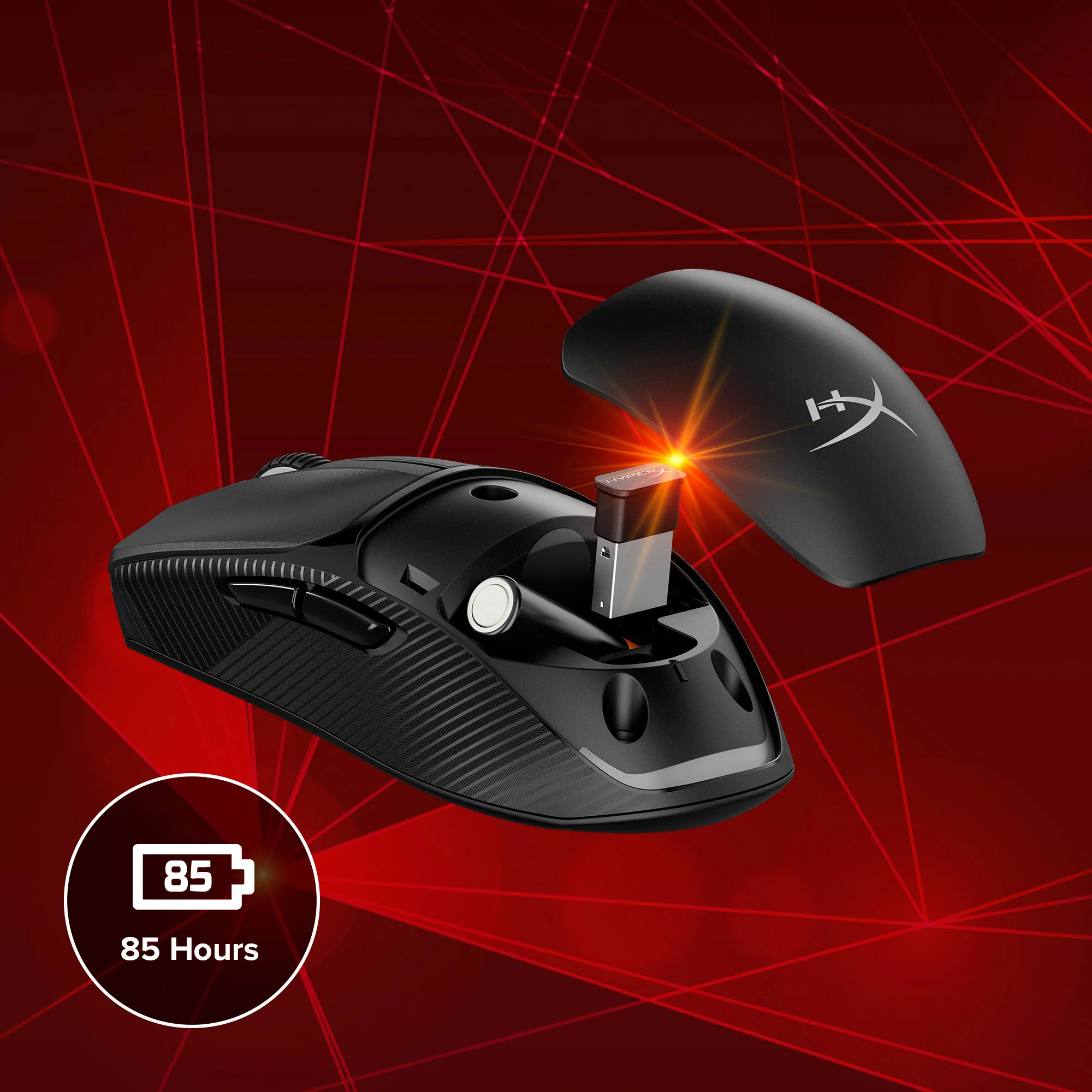 Czarna mysz HyperX z otwartą górą, ujawniająca odbiornik USB i baterię. Czerwone tło z białym logo i tekstem.