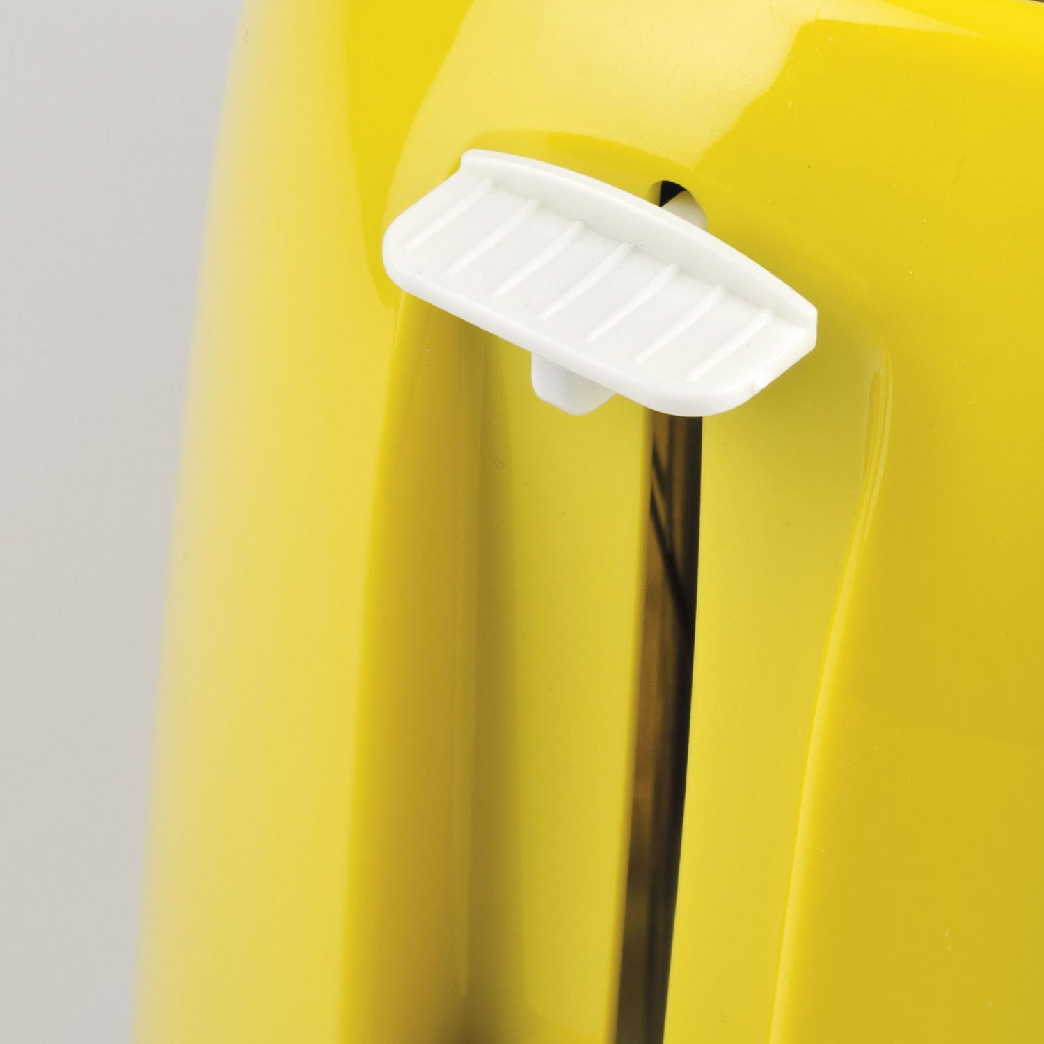 Primo piano di un tostapane giallo con leva bianca. Lo sfondo è una sfumatura di giallo e grigio.