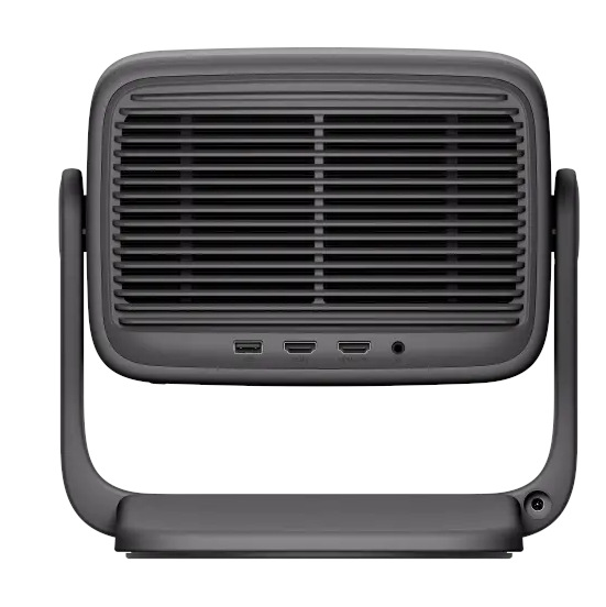 Ciemnoszary projektor z uchwytem. Przód ma kratkę. Poniżej znajduje się kilka portów. Projektor stoi na podstawie.