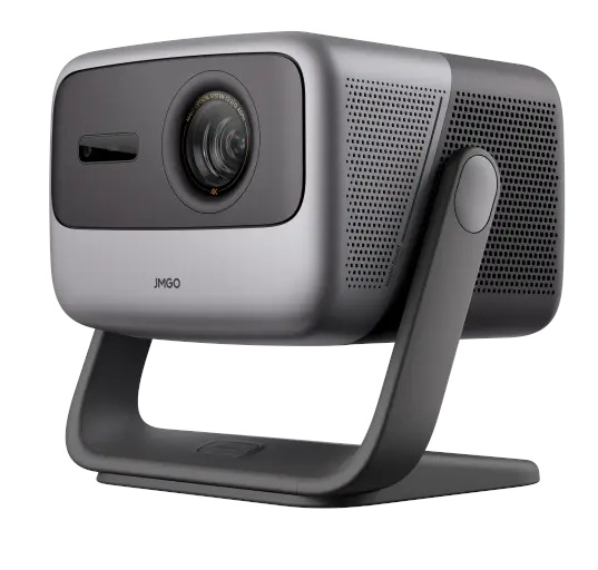 Srebrno-czarny projektor JMGO. Ma obiektyw, otwory wentylacyjne i zakrzywioną podstawę. Design jest nowoczesny i elegancki, na białym tle.