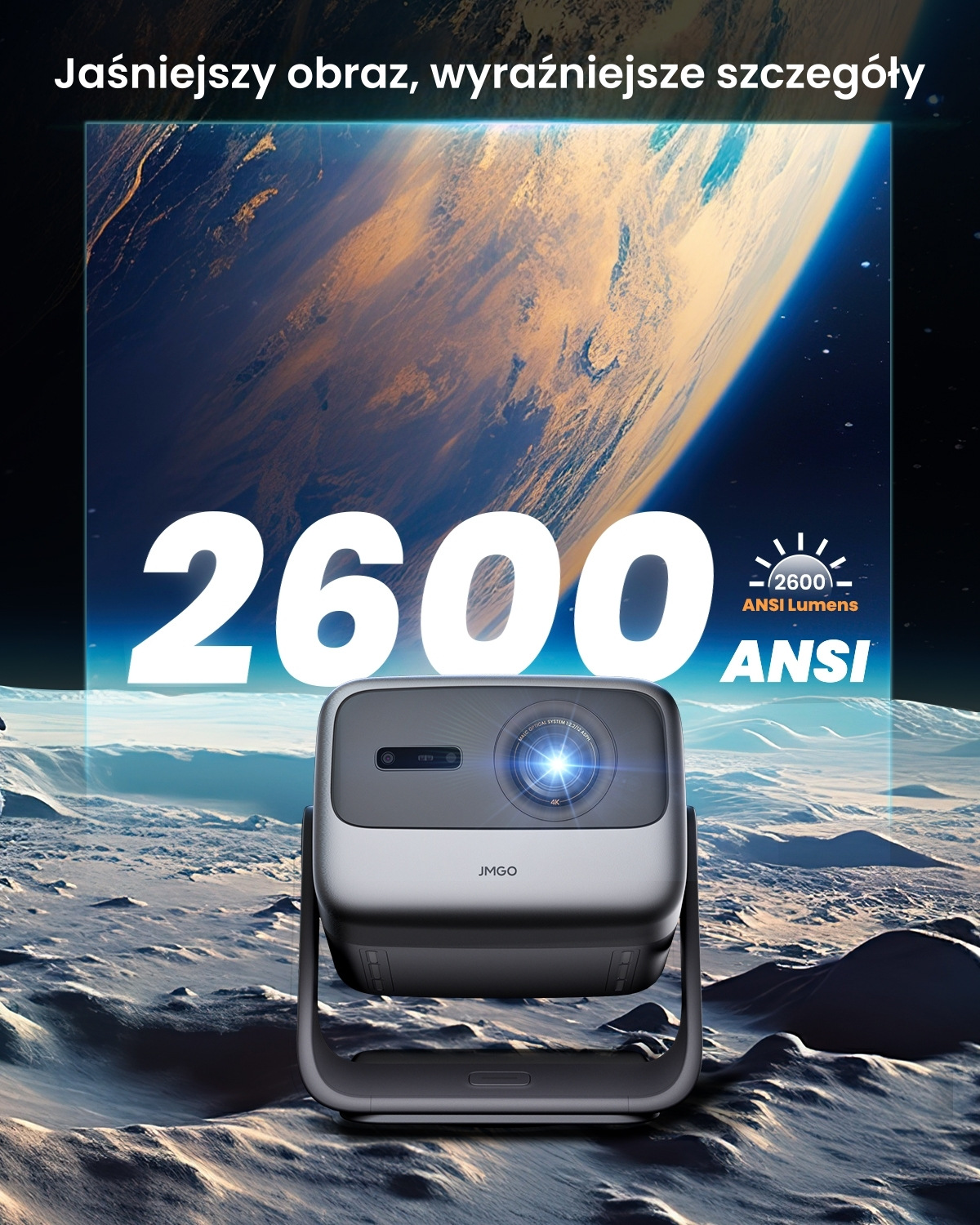 Projektor z jasnym światłem wyświetla na tle kosmosu i liczby 2600. Widoczna jest nazwa marki JMGO.