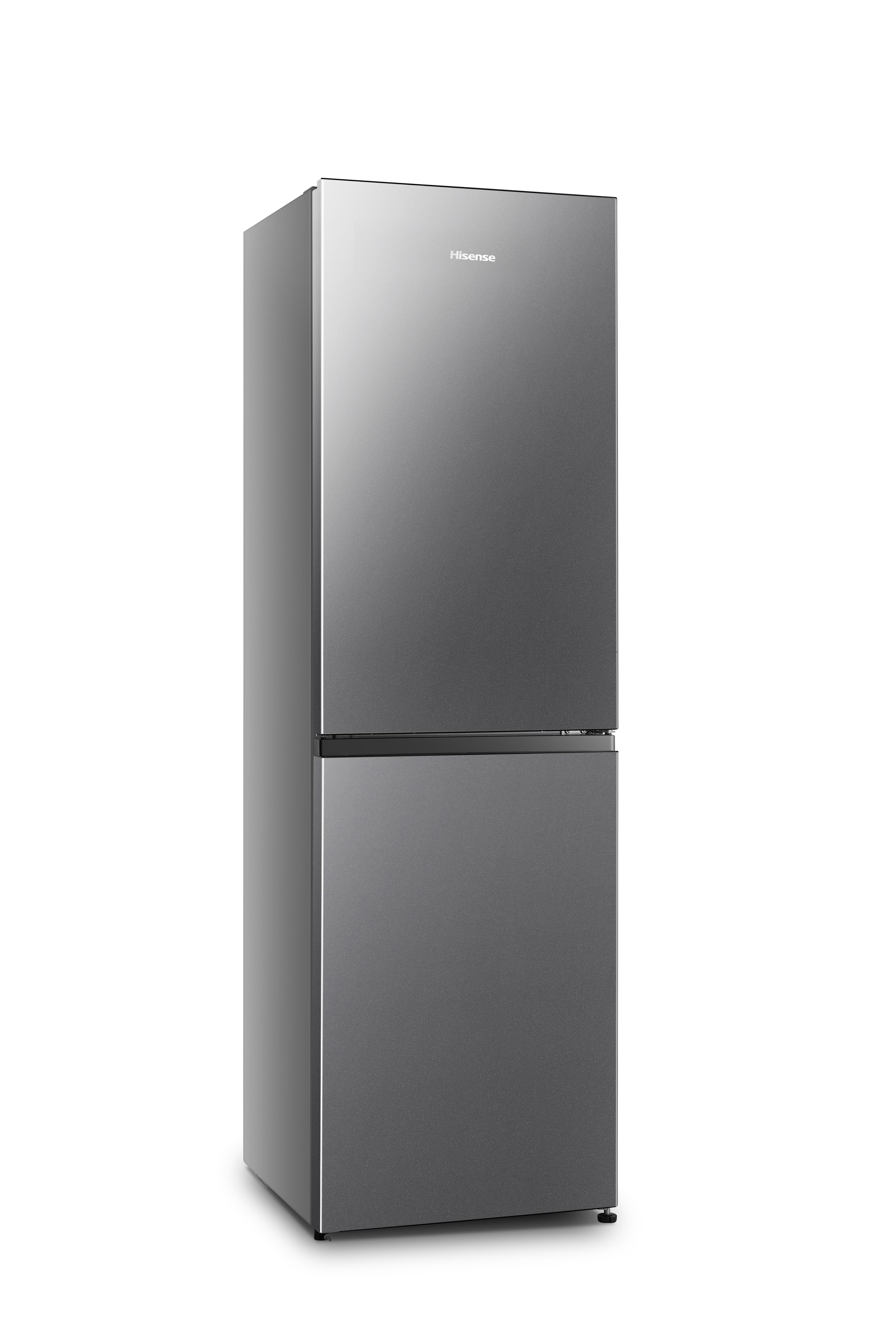 Ein grauer Hisense-Kühlschrank. Er hat zwei Türen, die obere ist größer und der Markenname ist sichtbar. Er steht auf einer weißen Oberfläche.