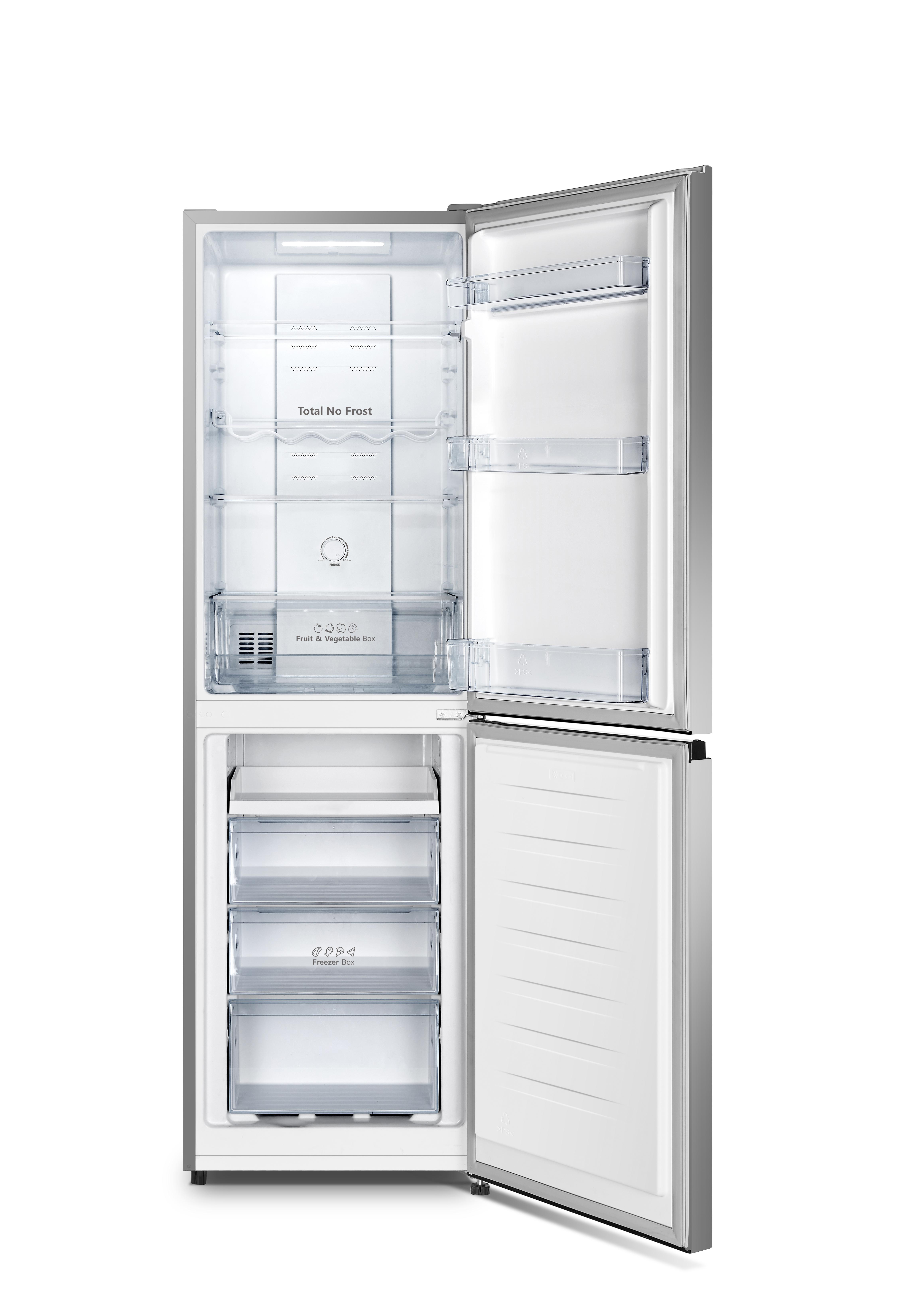 Ein Kühlschrank mit offenen Türen. Die obere Tür zeigt Regale, die untere Tür Schubladen, alle leer.