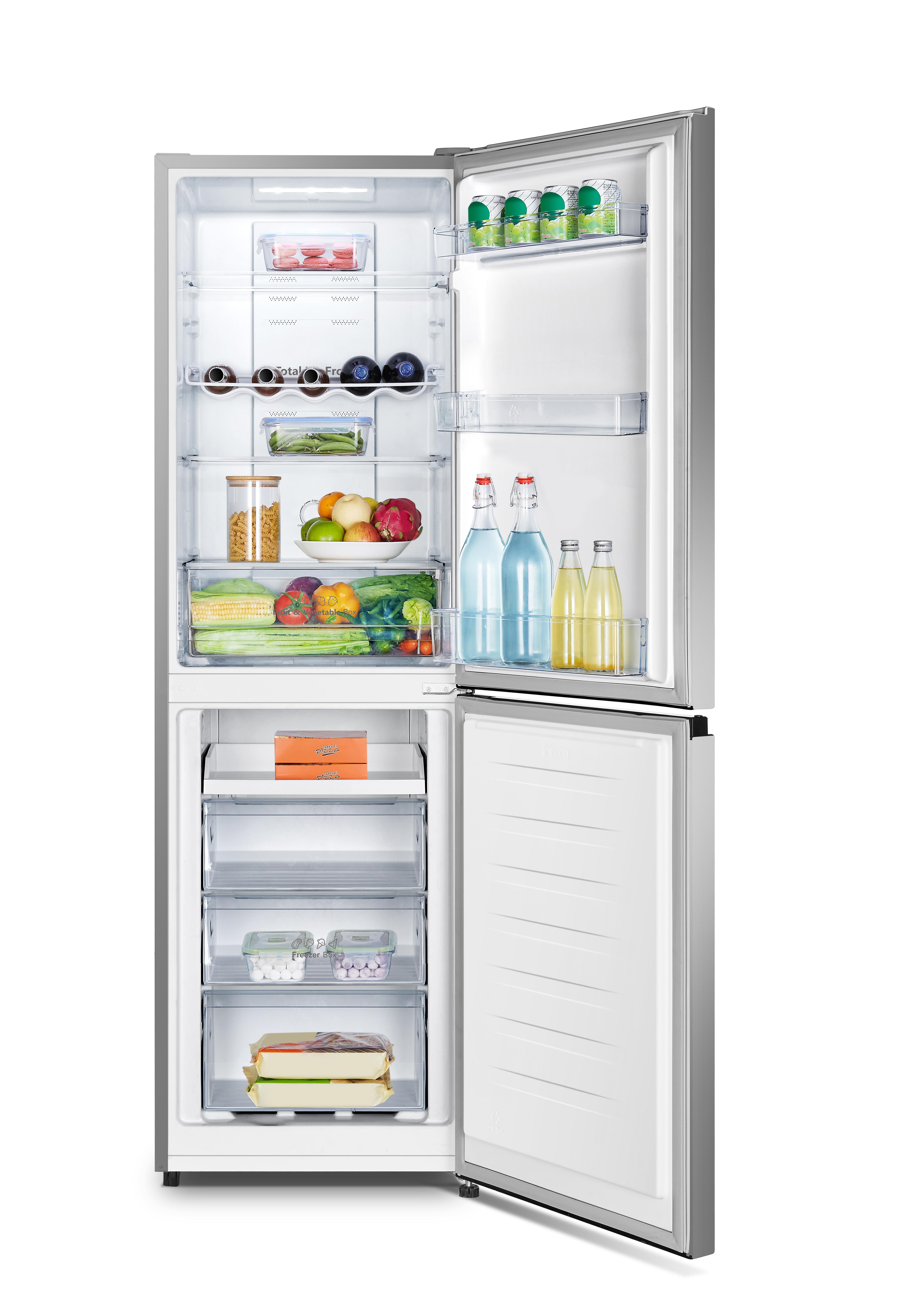 Ein offener Kühlschrank voller Lebensmittel. Obst, Gemüse, Getränke und andere Artikel sind auf den Regalen sichtbar.