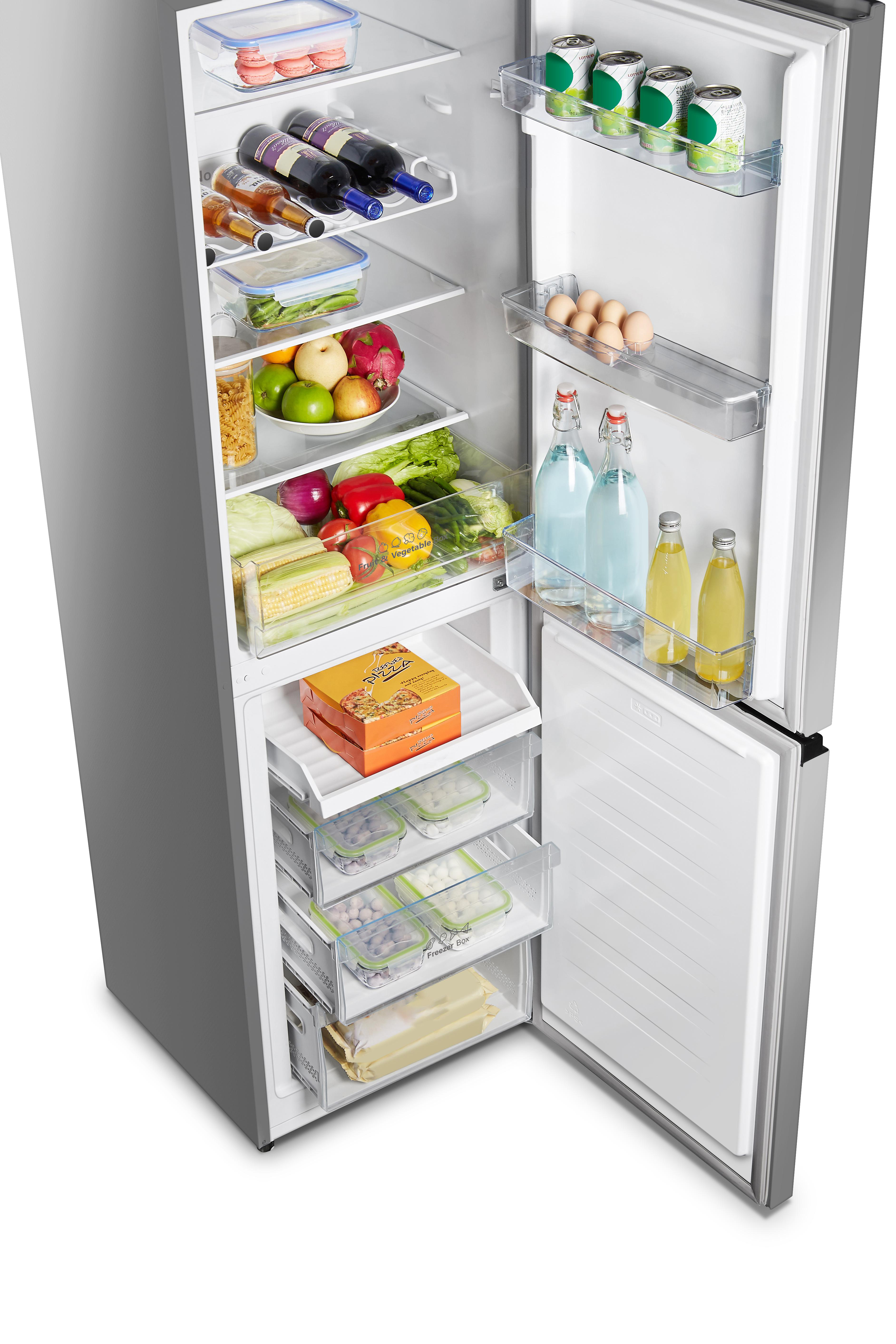 Ein offener Kühlschrank mit Lebensmitteln wie Obst, Gemüse, Getränken und Tiefkühlkost. Die Tür ist geöffnet.