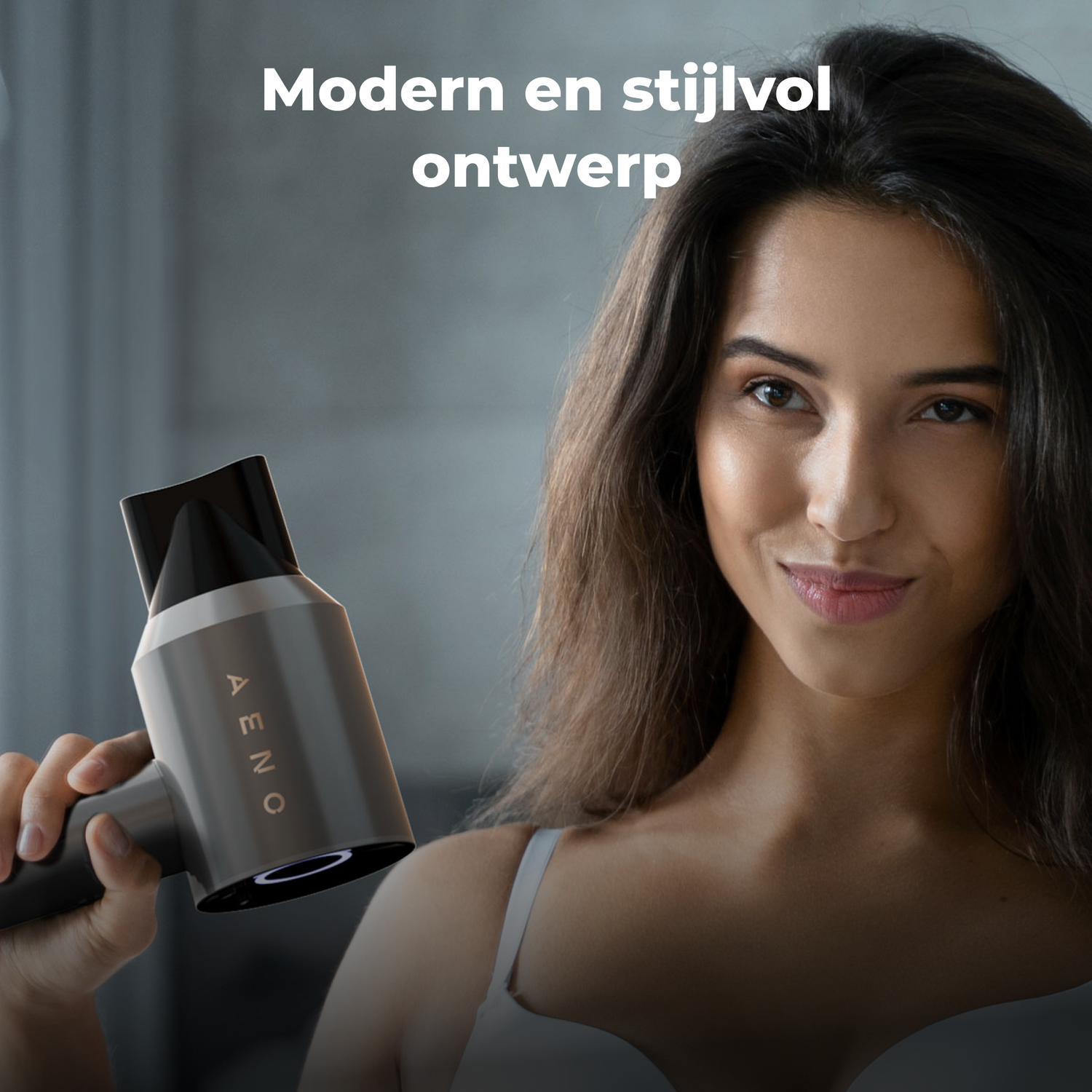 Een vrouw houdt een grijze föhn vast. Tekst erboven. De vrouw glimlacht.