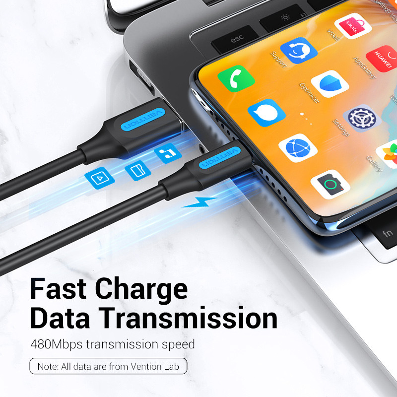 Egy fekete töltőkábel egy telefonhoz van csatlakoztatva, amely egy laptopon van. A szöveg a következő: 'Fast Charge Data Transmission'.