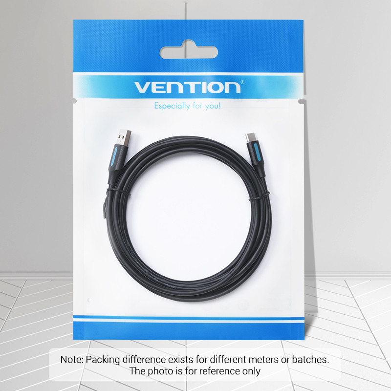 Fekete USB-C kábel műanyag csomagolásban, Vention logóval, fehér háttérrel.