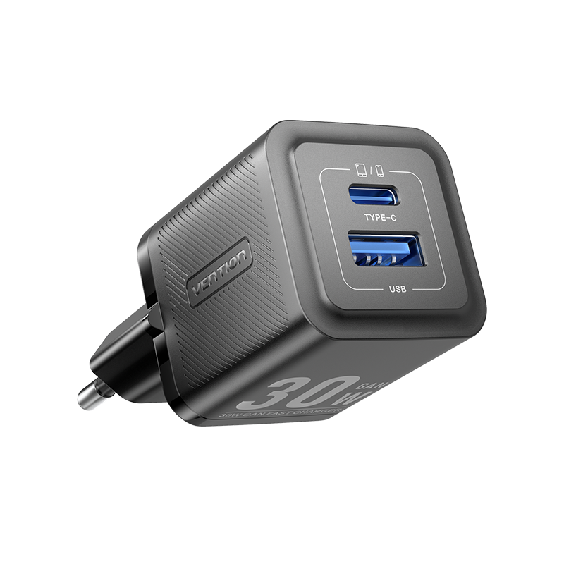 Egy szürke Vention 30W-os töltő, Type-C és USB portokkal. Dugója van, fekete háttéren.