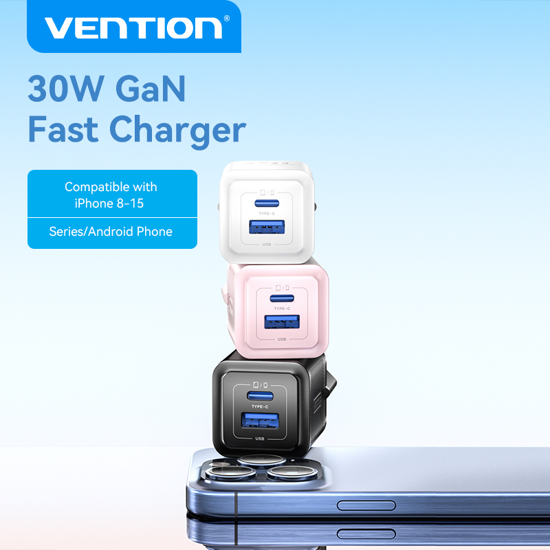 Három egymásra rakott négyzet alakú töltő: fehér, rózsaszín és fekete. Egy telefonon vannak. A szöveg: 30W GaN Fast Charger.