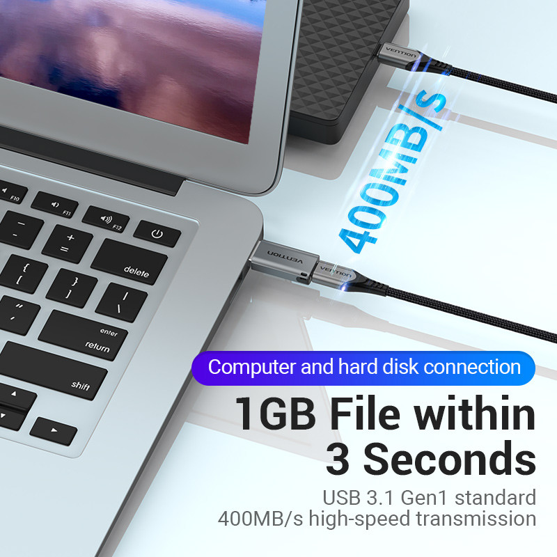 Laptop egy USB-kábelen keresztül csatlakozik egy merevlemezhez, szöveggel, amely a nagy sebességű adatátvitelt jelzi.