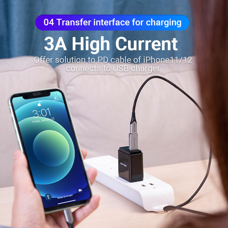 Egy iPhone egy töltő közelében van, ami egy elosztóhoz csatlakozik. A szöveg 3A High Current-et és a töltő felületét jelzi.