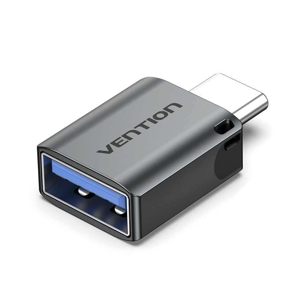Egy Vention USB-adapter. Az egyik végén USB-port, a másikon USB-C csatlakozó van. Az adapter szürke, fehér háttér előtt.