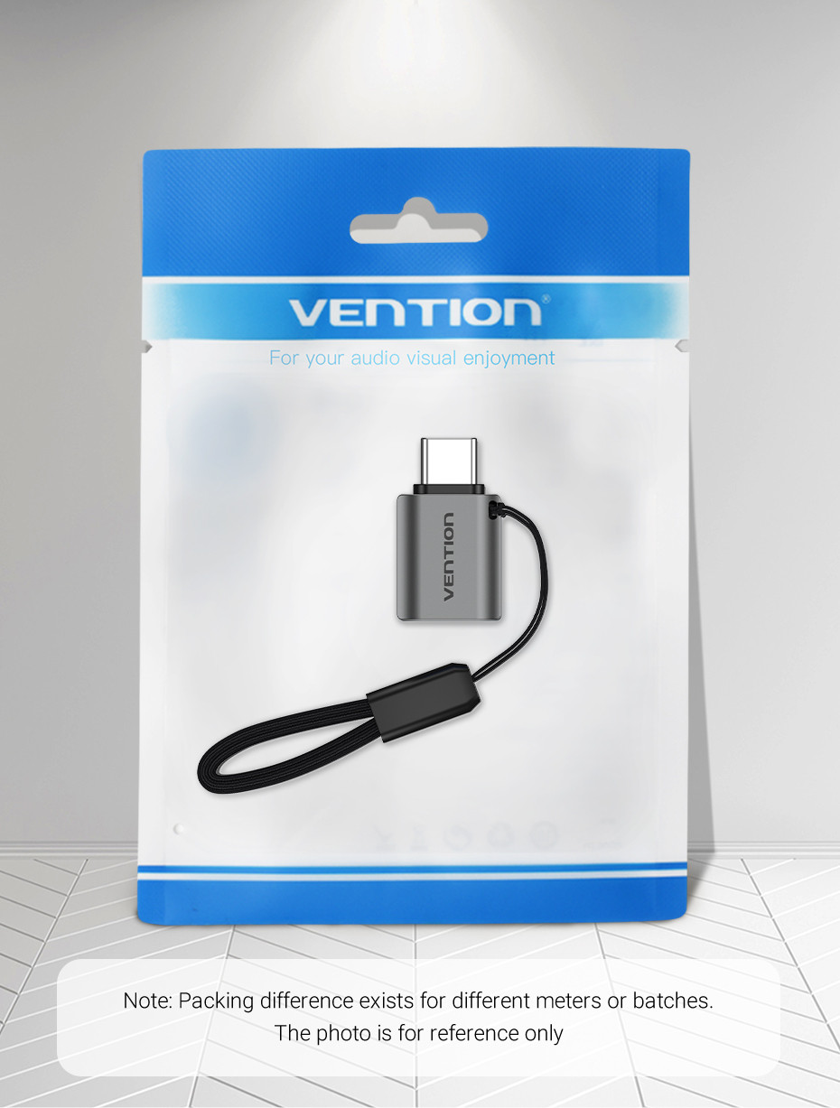 Egy Vention USB-C adapter kék-fehér csomagolásban. Fekete pántja van. A márkanév látható.