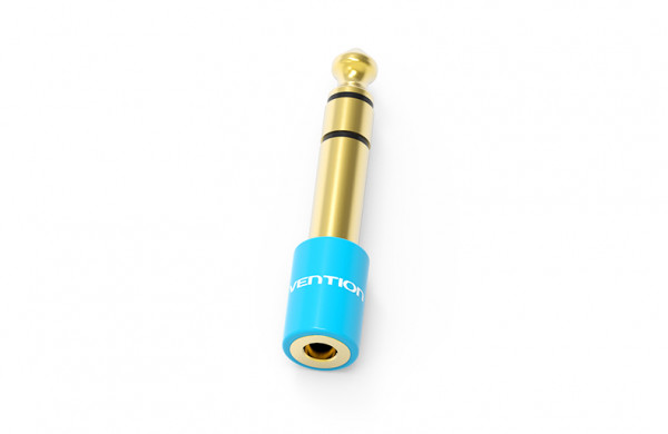 Arany és kék audió adapter fehér háttéren. Az adapter arany hegyű, arany testű, és kék alapú, fehér felirattal.