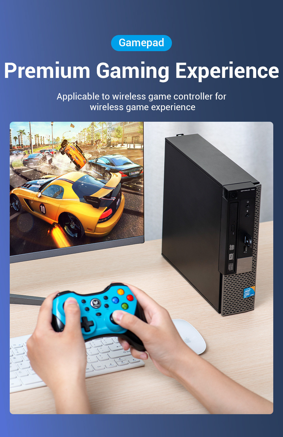 Egy személy kék gamepadet tart, számítógéppel, versenypályát mutató képernyővel és billentyűzettel.