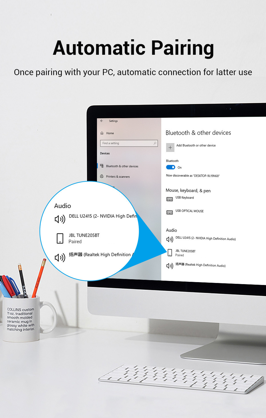 A monitor Bluetooth beállításokat jelenít meg. Egy bögre és egy billentyűzet egy fehér asztalon. Szövegek: Automatikus párosítás, Bluetooth és egyéb eszközök.