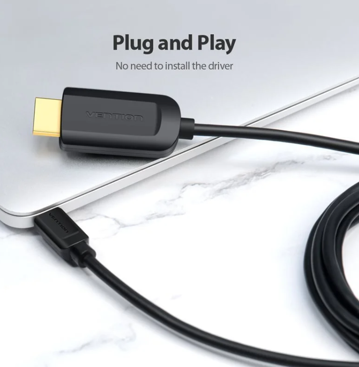 Egy fekete Vention HDMI-kábel egy laptophoz van csatlakoztatva. A kábel arany színű csatlakozóval és fekete testtel rendelkezik.