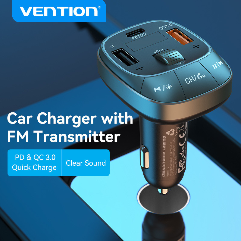 Egy FM-transzmitterrel rendelkező autós töltő látható. USB portokkal, narancssárga és fekete díszítéssel, valamint termékinformációkkal rendelkezik.