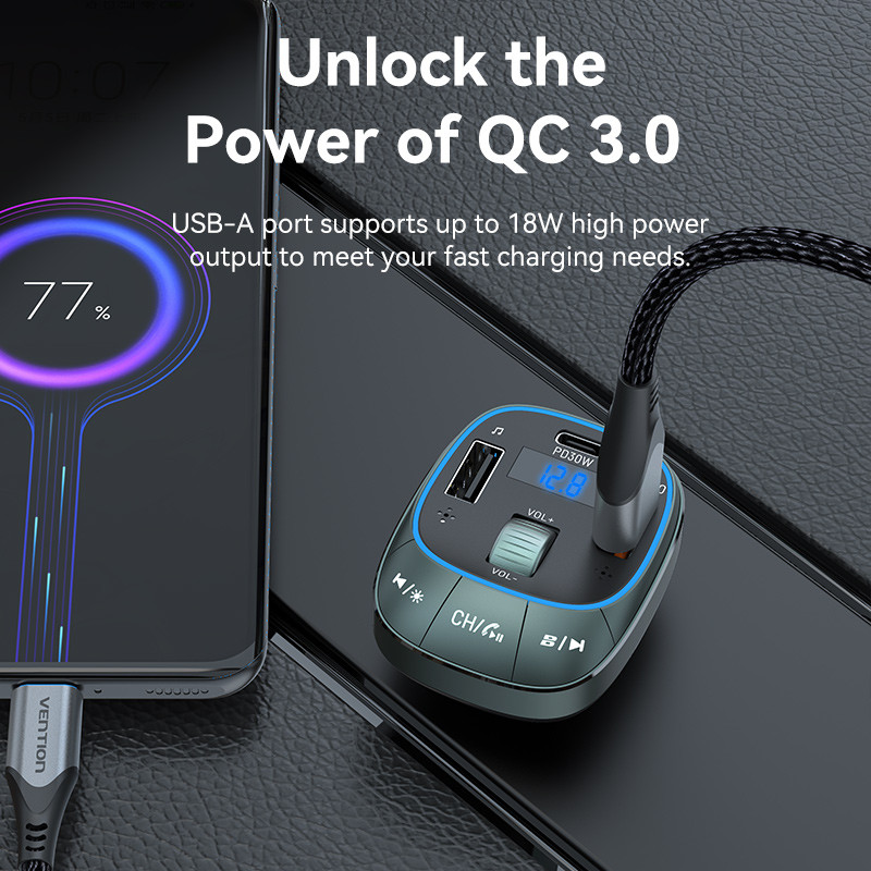 Telefon töltővel tölt, 77%-os akkumulátorral. A töltő digitális kijelzővel rendelkezik. A szöveg: Unlock the Power of QC 3.0.