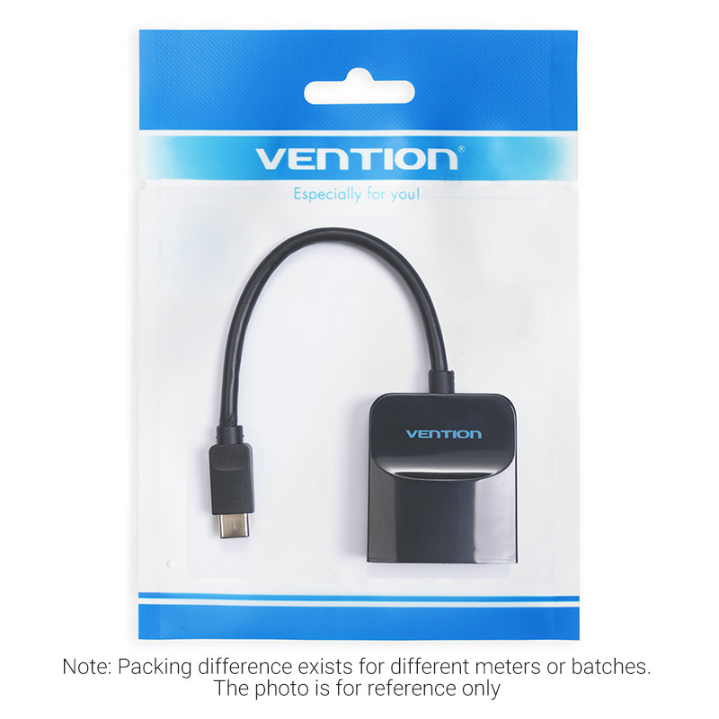 Egy fekete Vention adapter csomagolva. USB-C csatlakozóval, fekete kábellel és fekete négyzet alakú véggel, Vention logóval.