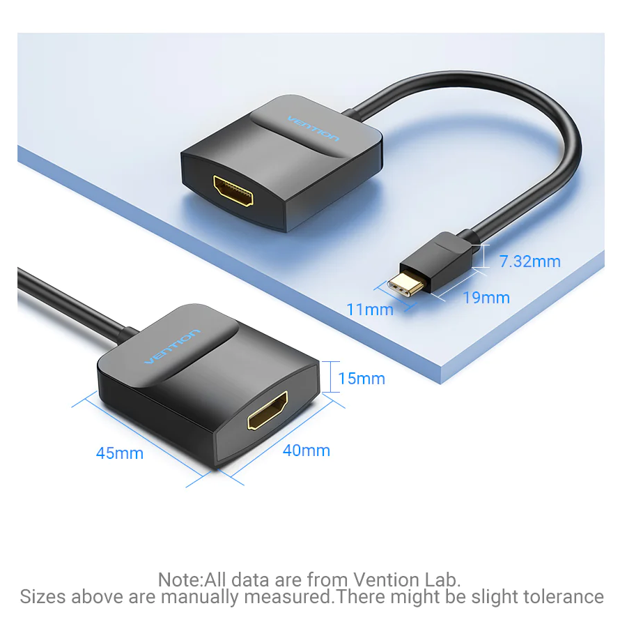 Fekete Vention HDMI adapter méretekkel. USB-C csatlakozóval és HDMI porttal rendelkezik. Kék szögletes felületen helyezkedik el.