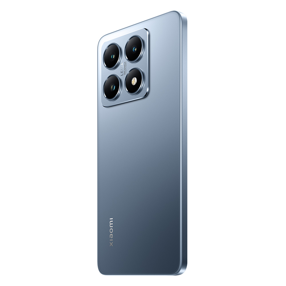 Mavi bir Xiaomi telefon, arka görünüm. Dört lensli bir kamera modülüne ve Leica logosuna sahip. Xiaomi logosu görünür.